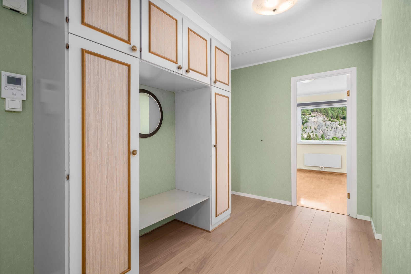 Velkommen inn til en entré hvor det er rikelig plass for oppheng av yttertøy og sko. Galleribilde