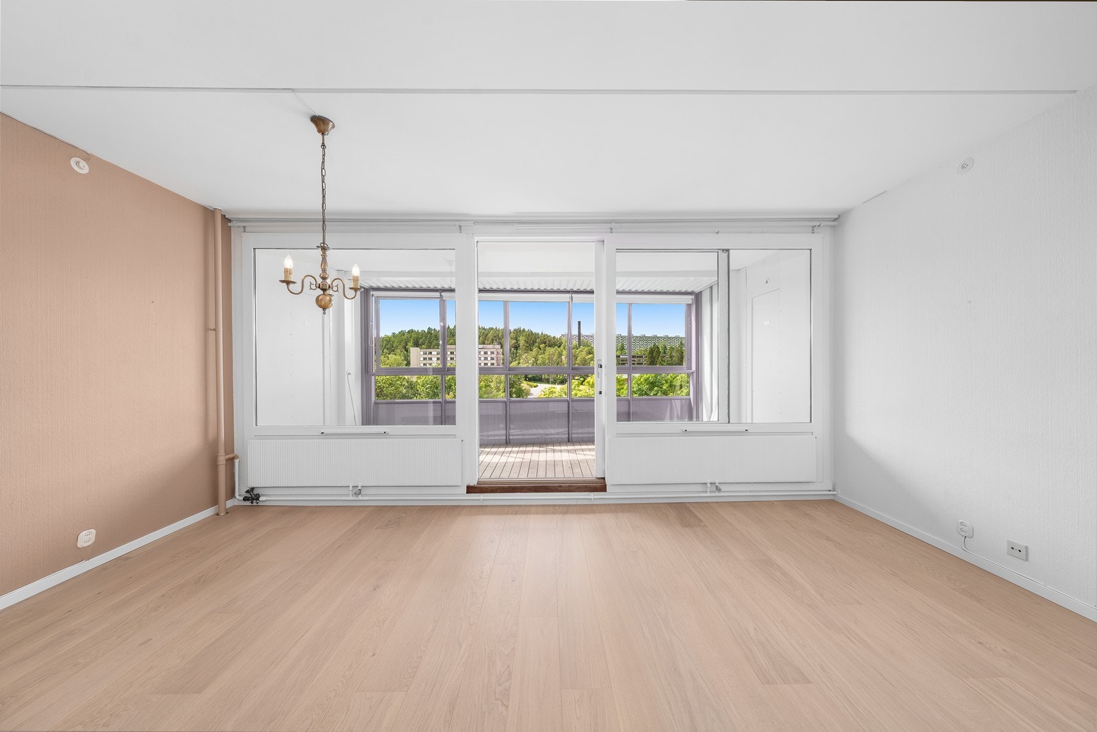 Fra stuen er det utgang til innglasset balkong på ca. 11 kvm med en fin utsikt. Galleribilde