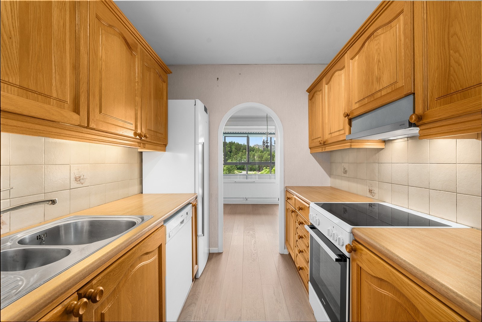 Kjøkkenet ligger i delvis åpen løsning mot stuen og har profilerte fronter. Galleribilde