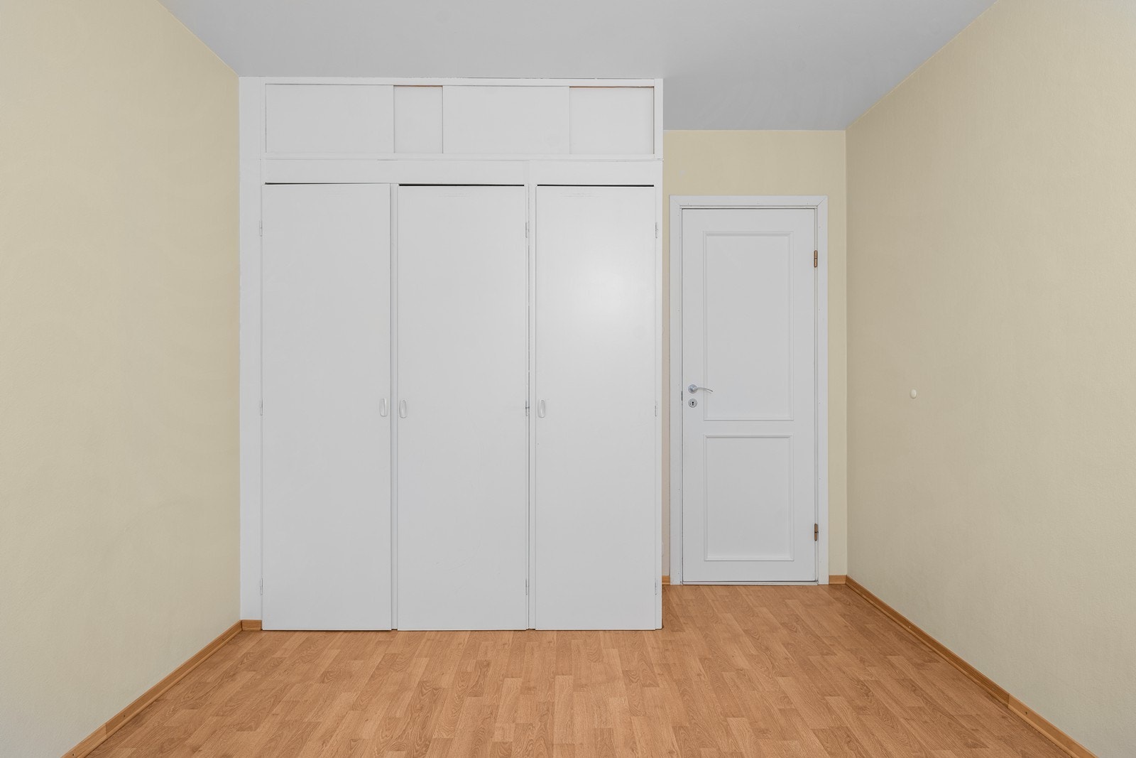 Soverommet har et stort garderobeskap med god plass til oppbevaring. Galleribilde