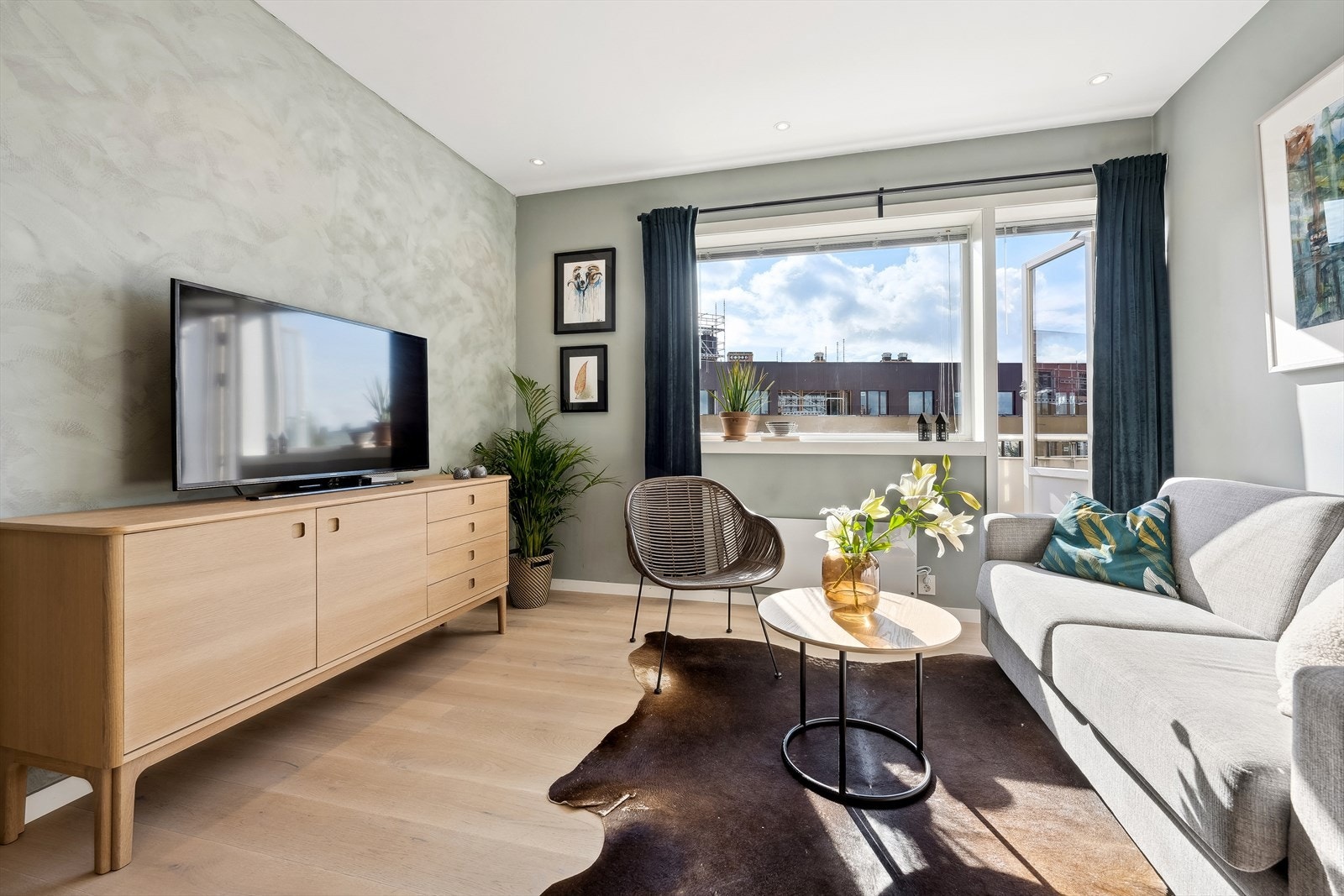 Leiligheten har gode vindusflater som slipper inn rikelig med naturlig lys. Galleribilde