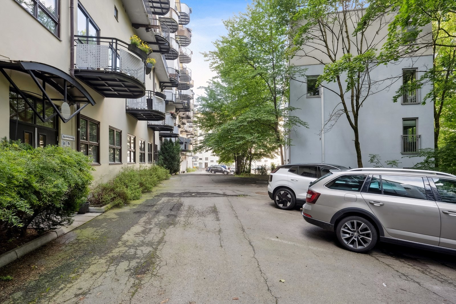 Sameiet er medeiere i Sameiet Gårdsplassen der det er mulig å leie parkeringsplass. Galleribilde