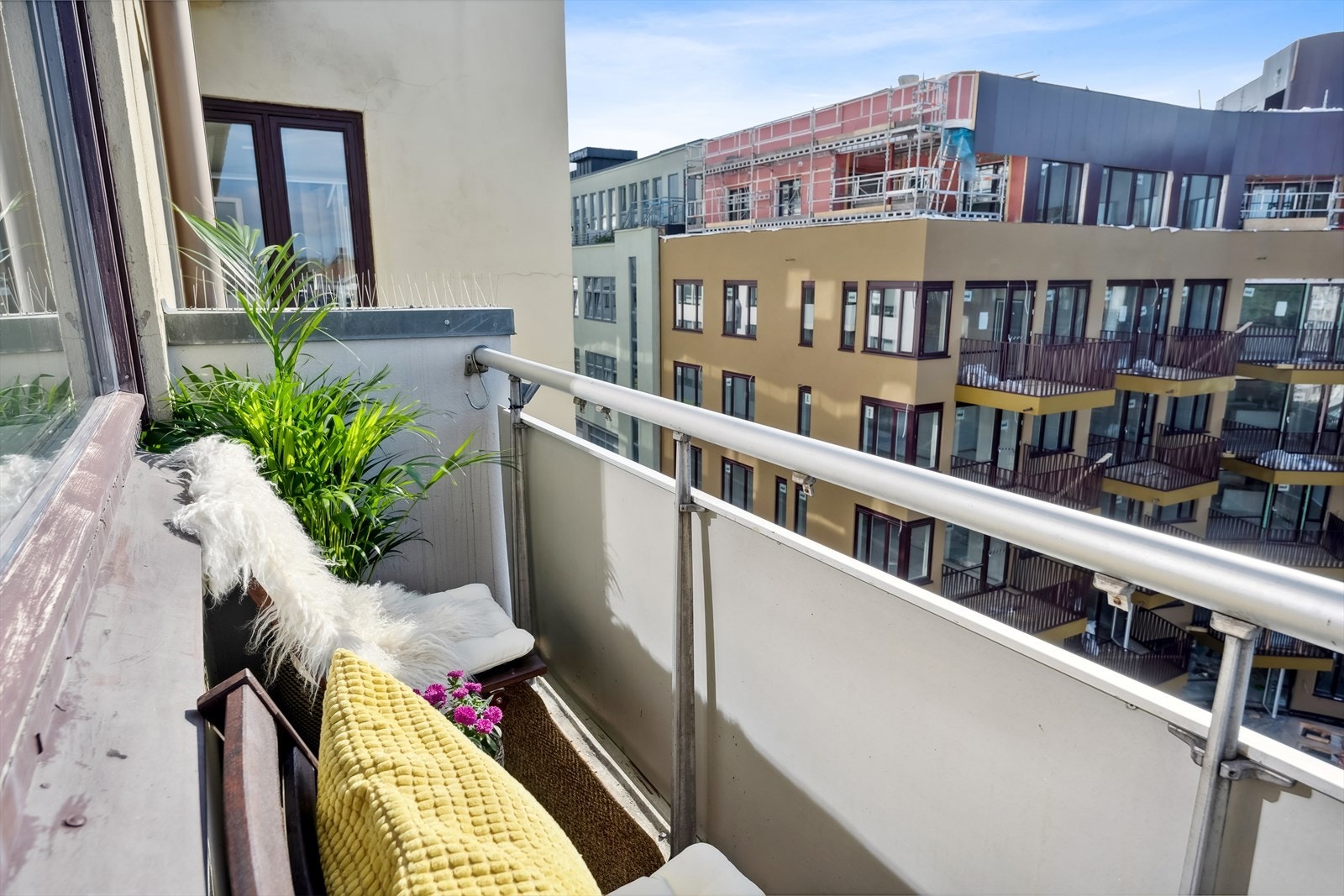 Sydøstvendt balkong på 3 m² med plass til en liten sittegruppe hvor morgenkaffen kan nytes! Galleribilde