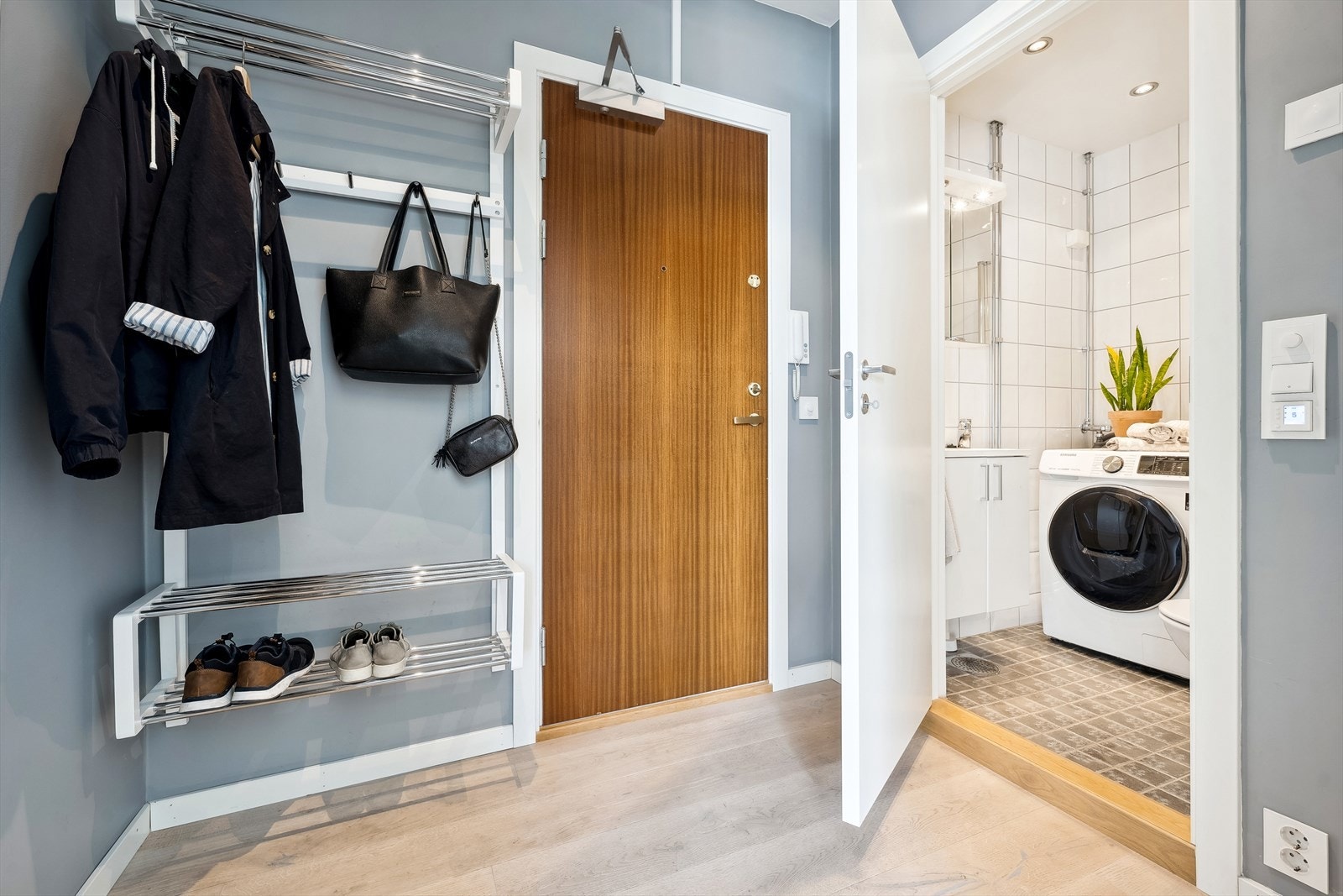 God plass til oppbevaring og dørcalling som gjør det enkelt å slippe inn gjester fra gateplan. Velkommen inn! Galleribilde