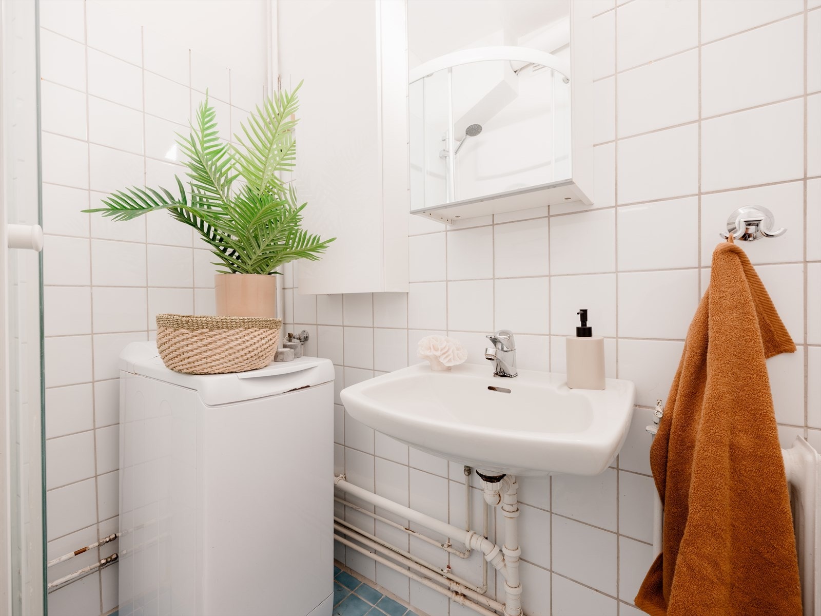 Badet er innredet med lyse fliser og baderomsmøbler i hvitt. Her har du også varmekabler i gulv, som holder føttene varme. Galleribilde