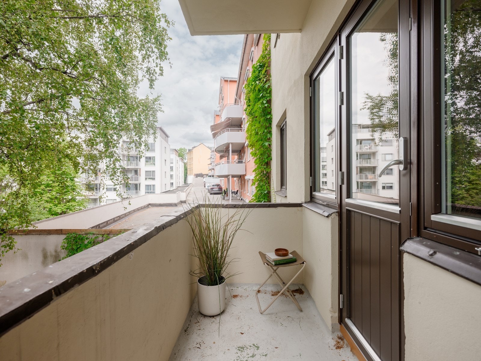 Fra kjøkkenet er det utgang til balkongen som vender mot grønt og rolig gårdsrom. Her kan du slå opp døren og høre fulgekvitter og vinden som suser i trærne. Galleribilde