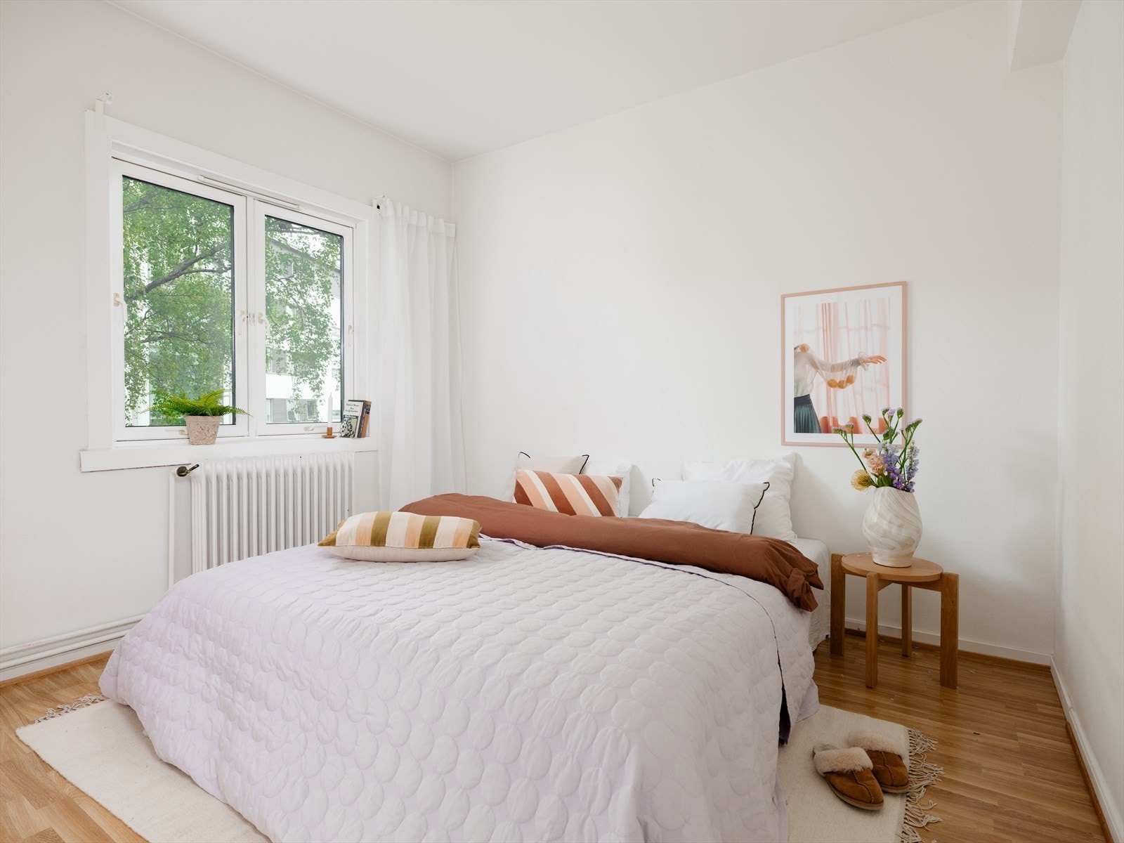 Boligen har tre gode soverom beliggende i hver sin ende. Hovedsoverommet gir god plass til dobbeltseng og tilhørende nattbord samt garderobeløsning. Galleribilde