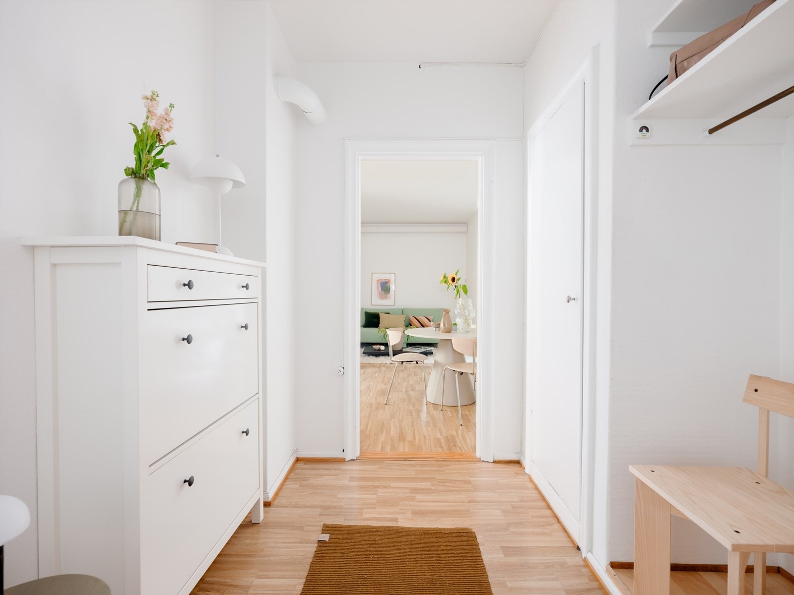 I entreen har du god plass til å henge fra deg yttertøy og sette fra deg skoene. Galleribilde