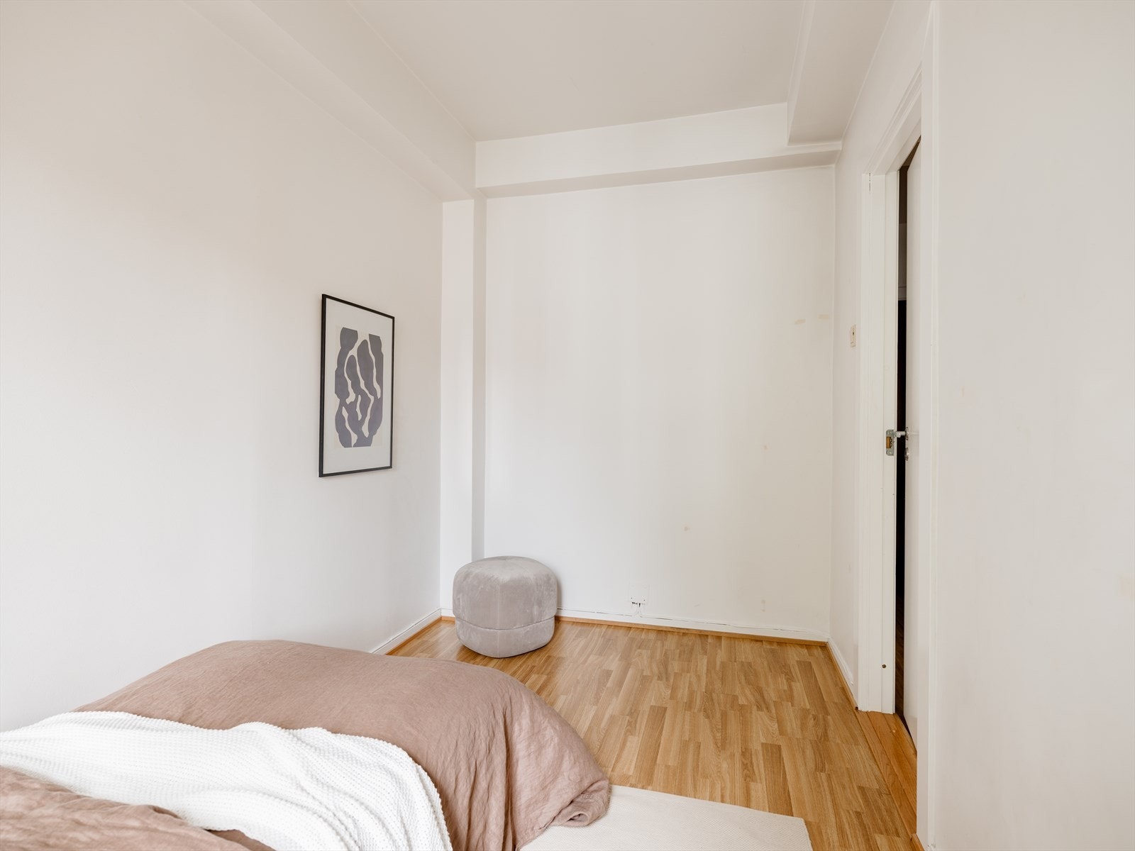 Her finner du et praktisk speilskap i hjørnet, med god plass til lagring av klær og tilbehør. Galleribilde