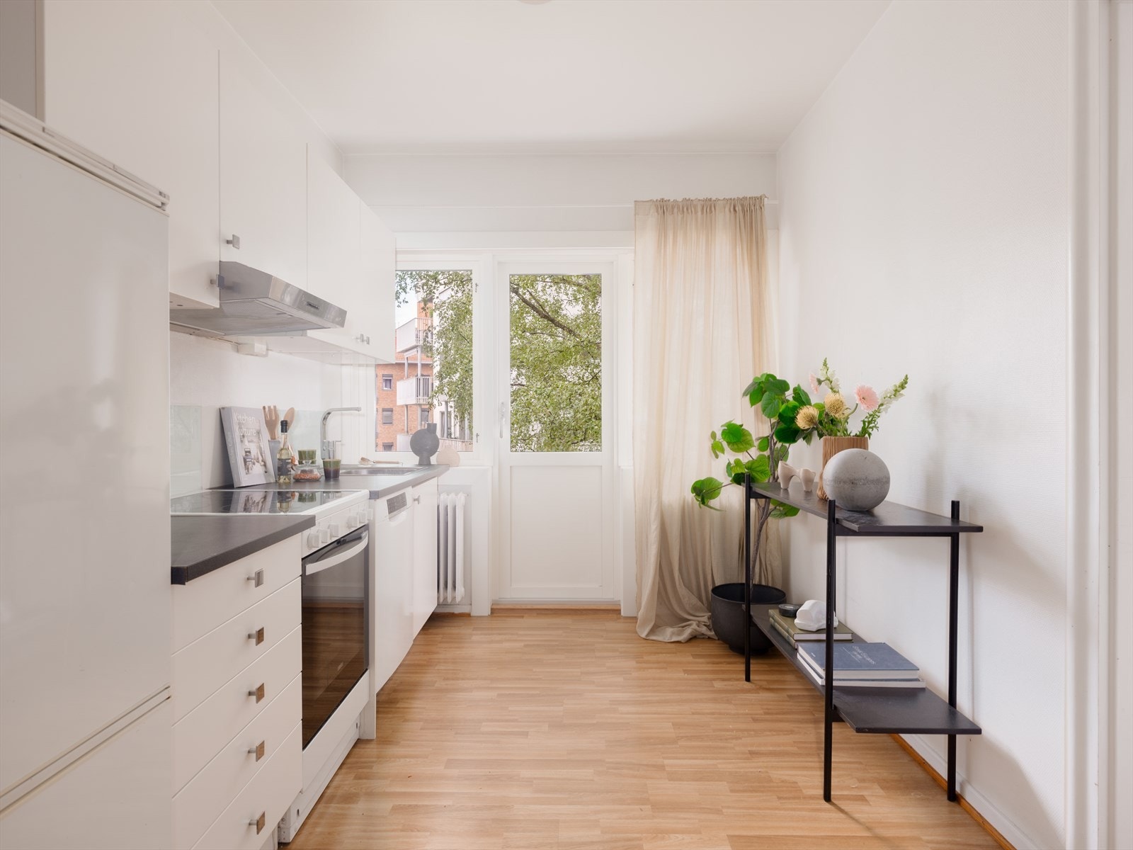 Kjøkkenet ligger i åpen løsning mot stuen, men oppleves samtidig akkurat passe adskilt i egen sone. Galleribilde