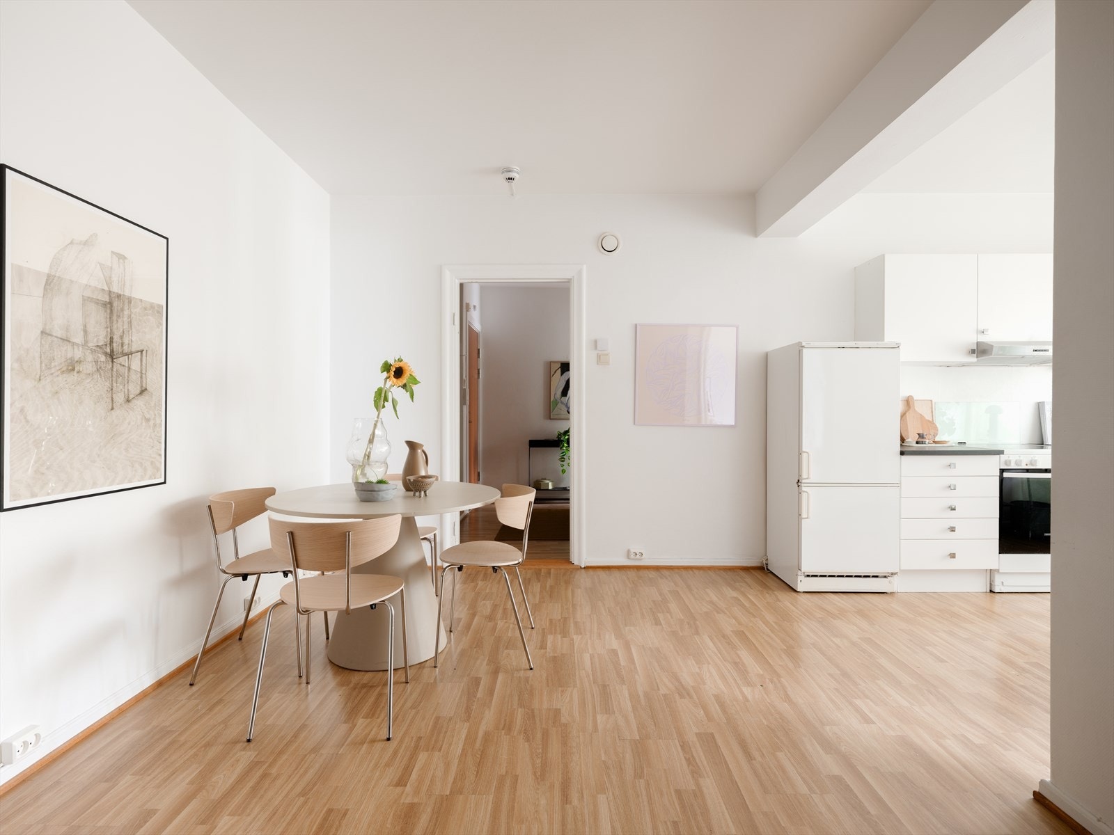 Boligen er godt tilpasset sosialt liv med plass til møblering i ulike soner. Stue og kjøkken utgjør et stort allrom, med plass til både en ordentlig sofa- og TV-krok i tillegg til spisebord hvor det kan dekkes på til mange gjester. Galleribilde