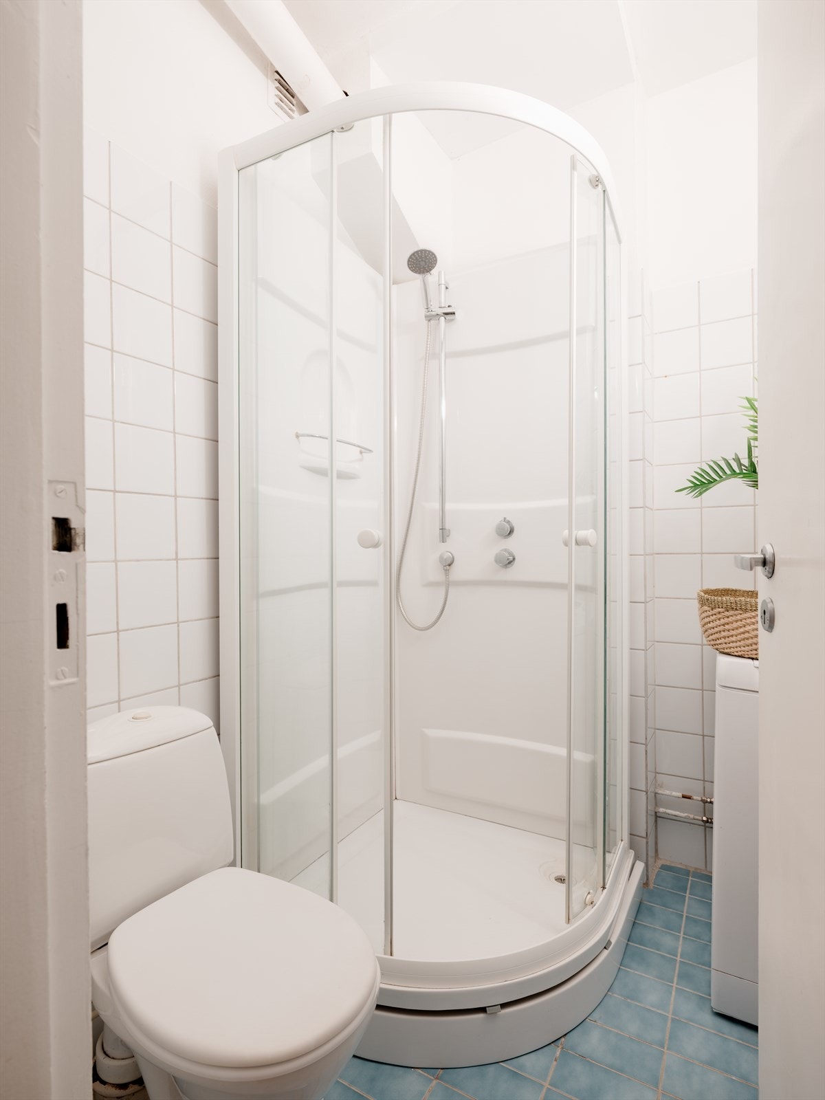 Det er plass og opplegg for vaskemaskin i hjørnet. Galleribilde