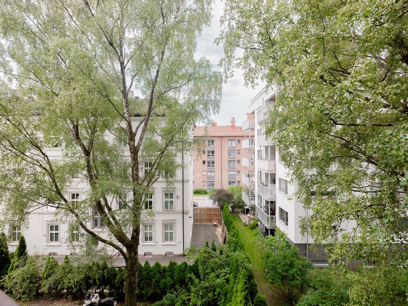 Balkongen er luftig og usjenert, og fungerer som en herlig forlengelse av leiligheten i sommerhalvåret. Galleribilde