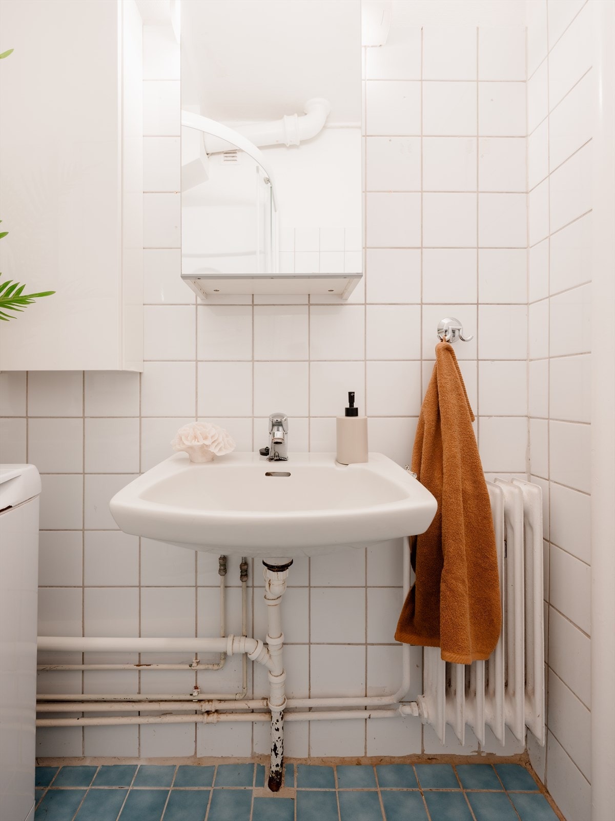 Innredning består av dusjkabinett, servant, speilskap, vegghengt skap og toalett. Galleribilde