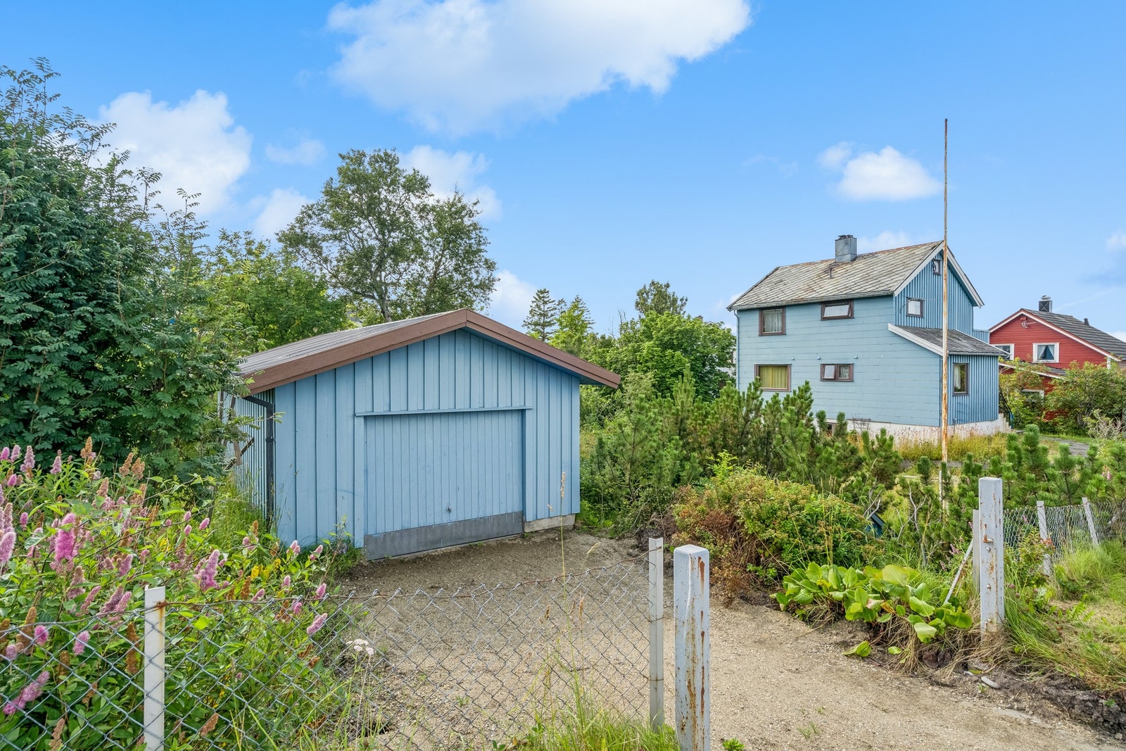 Den frittstående garasjen er fra rundt 2007 og har et areal på ca. 28 m² - Tomtestørrelsen er på 1201 m² Galleribilde