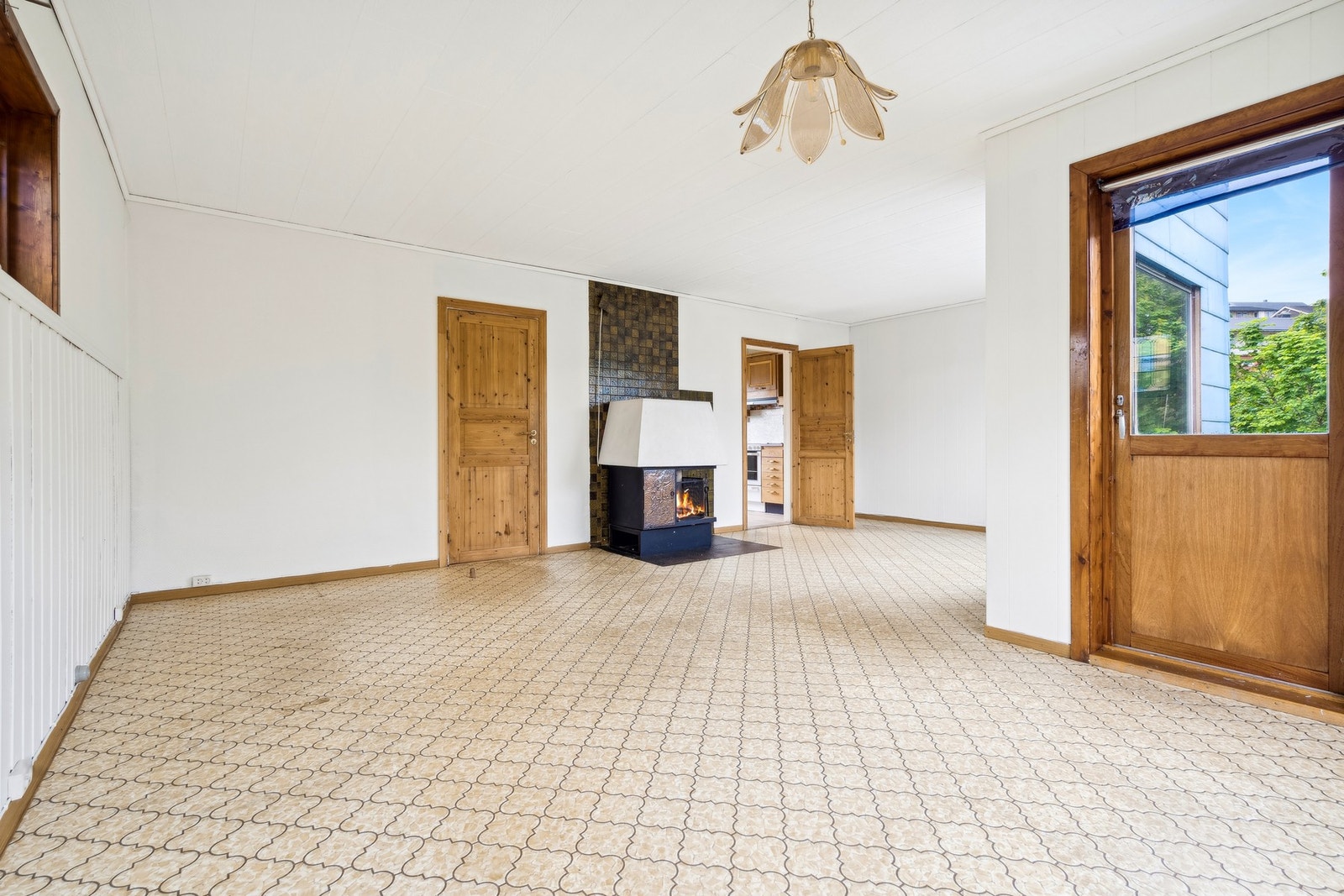 I 1.etasje har du entré, gang m/trapperom, bod, toalettrom, stue og et kjøkken Galleribilde