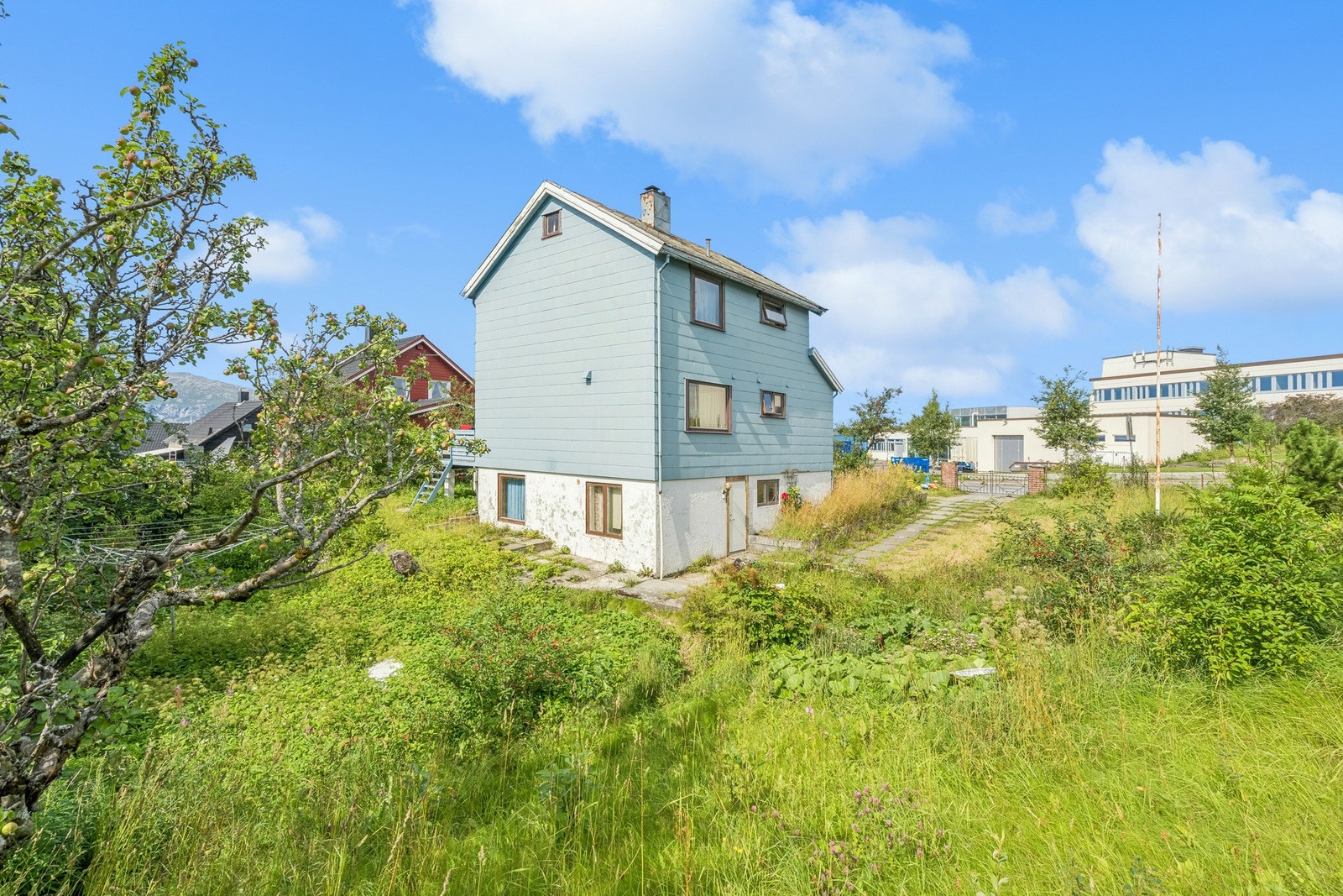 Boligen ligger på en romslig hjørnetomt med gode solforhold Galleribilde