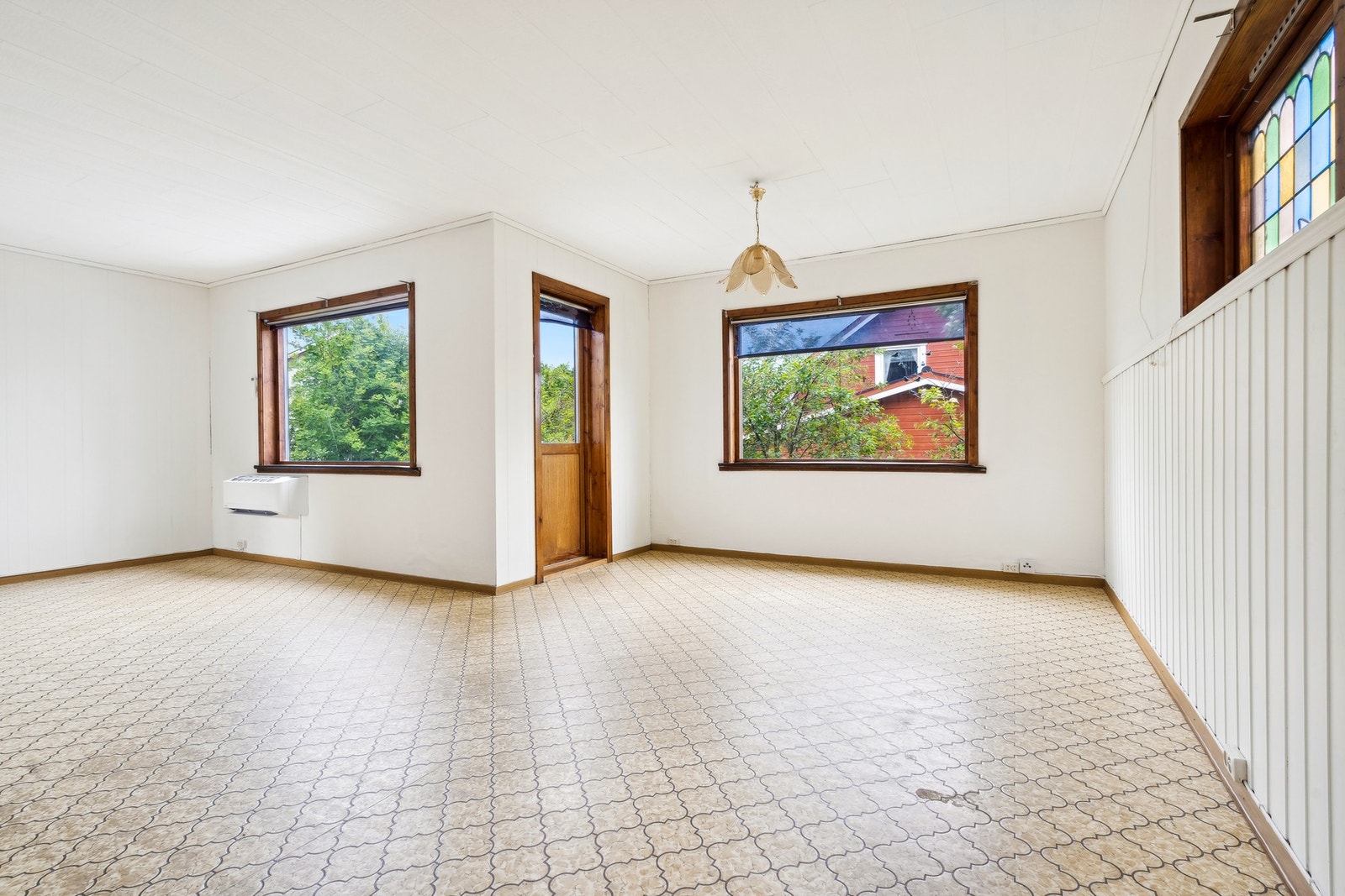 Boligen varmes opp med luft-til-luft varmepumpe av merket Toshiba fra 2024 i tillegg til vedovn Galleribilde