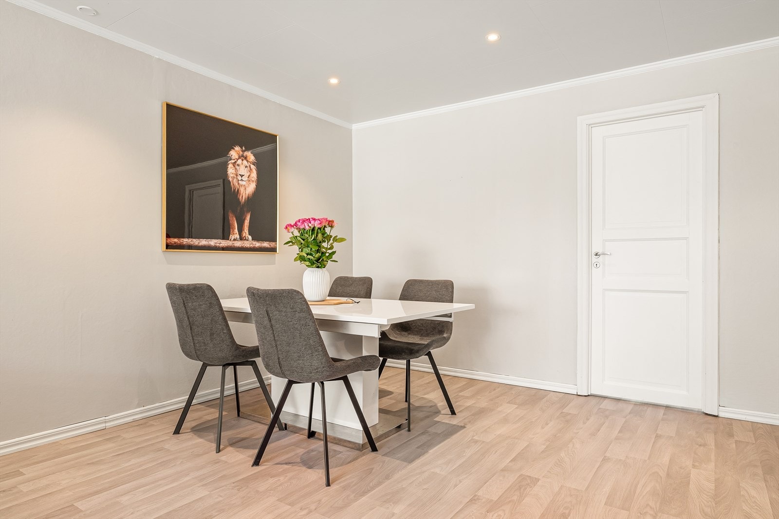 Stuen har god plass til både spise- og sittegruppe. Galleribilde