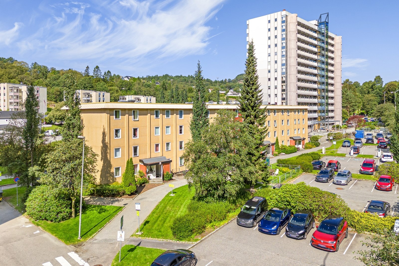 Det er osgå 2 digitale parkeringsoblat pr. leilighet, utover dette er det gateparkering etter skilting i Loddefjordveien og Loddefjordlien. Velkommen på visning! Galleribilde
