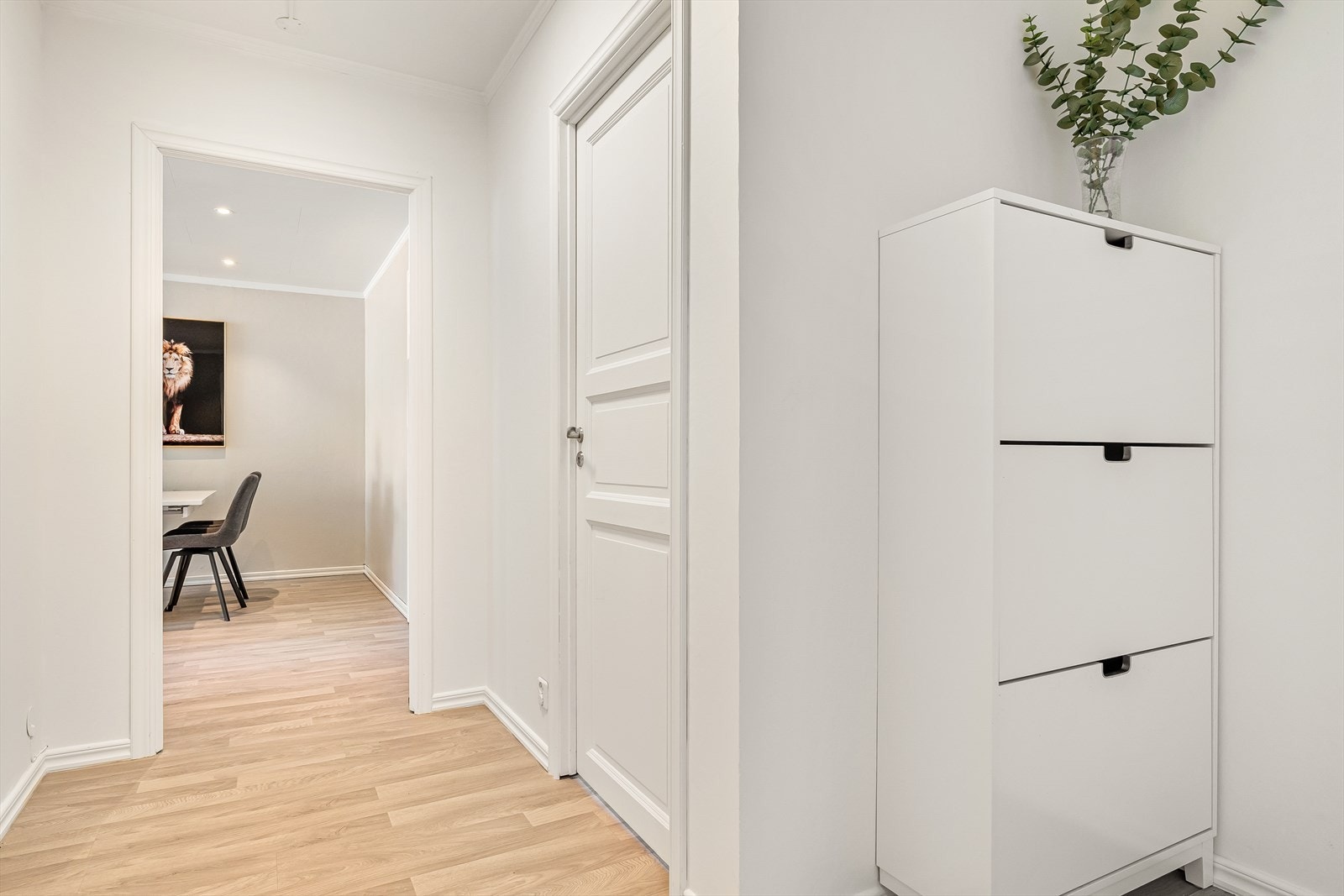 Romslig inngangsparti med god plass til yttertøy og sko. Galleribilde