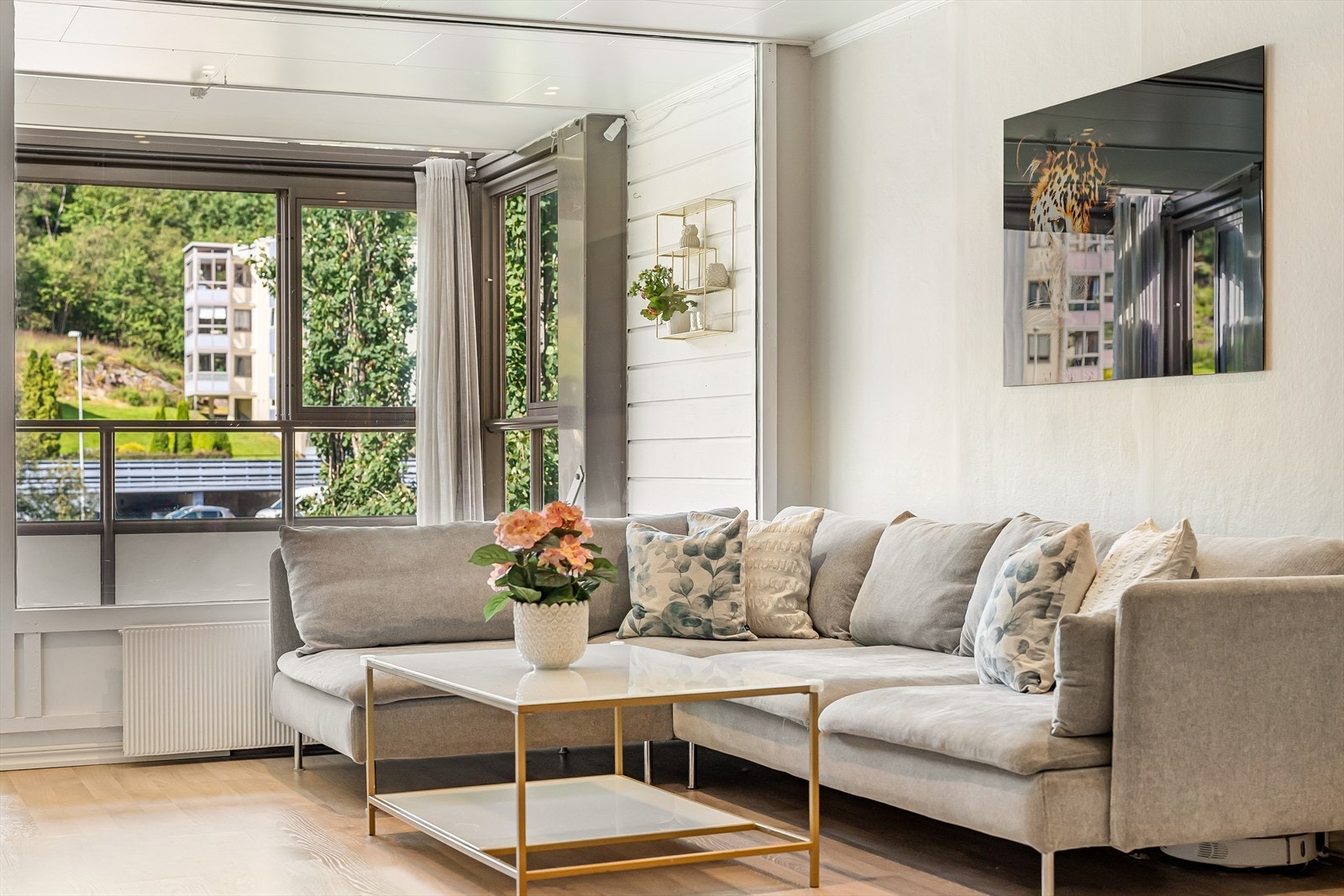 Leiligheten og balkongen er vestvendt, som gir gode solforhold. Galleribilde