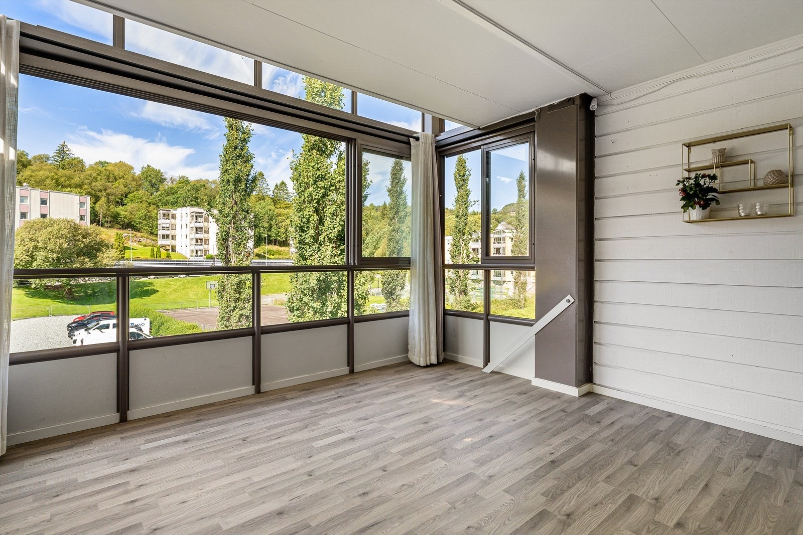 Fra stuen kommer man ut på en vestvendt innglasset balkong. Toppleilighetene har også ekstra takvindu i glass, som gir en luftig romfølelse! Galleribilde