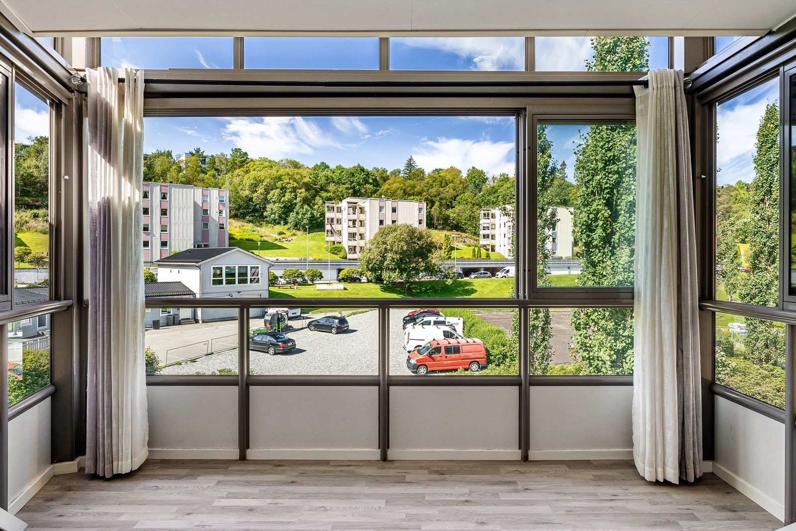 Det er også selskapslokale til leie for beboere, og det er strikkekafé ca. annenhver mandag. Galleribilde
