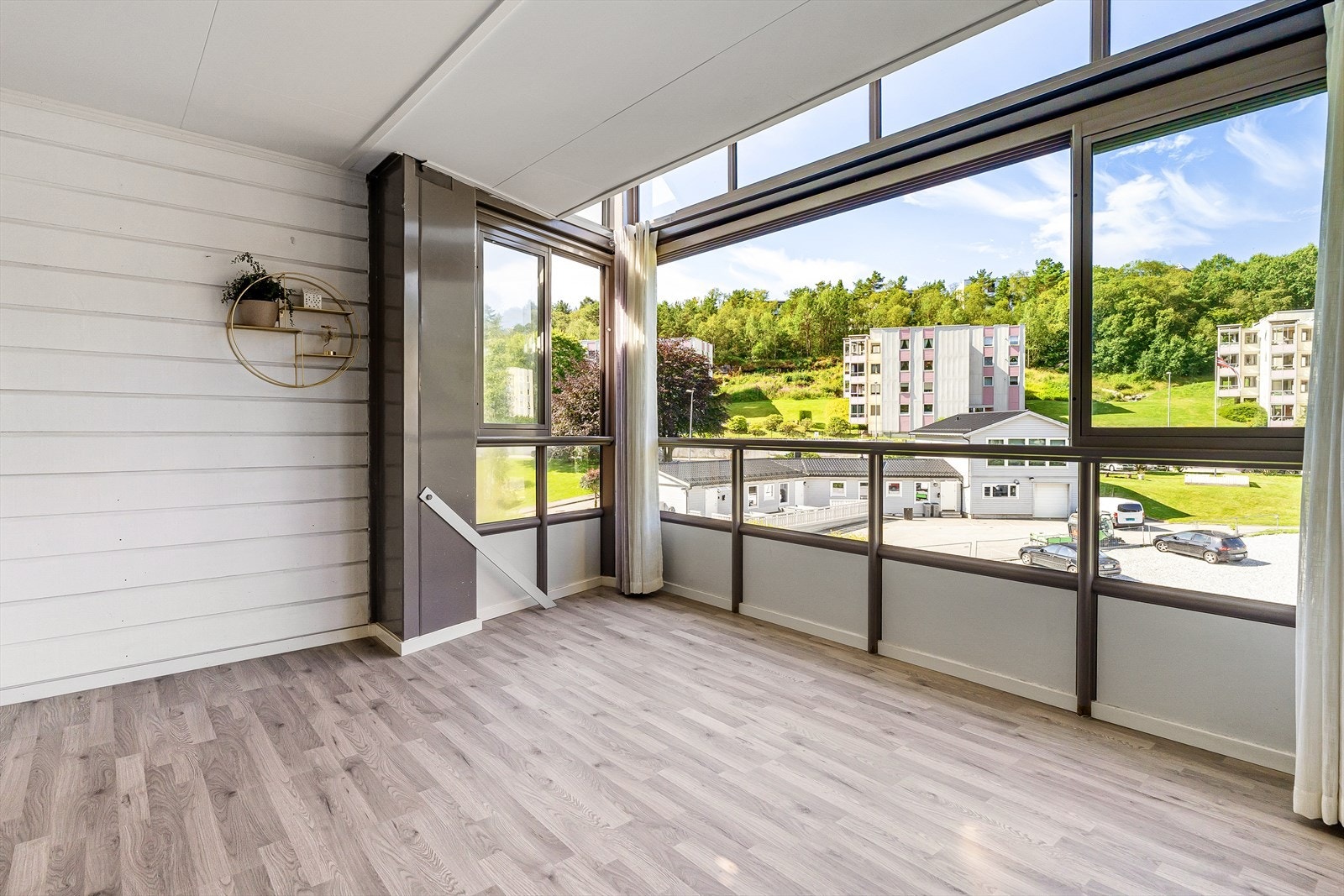 Den innglassede balkongen er et supert ekstra opholdsrum året rundt. Glassvinduene skyves bort eller lukkes igjen, som gjør at rommet kan brukes hele året. Galleribilde