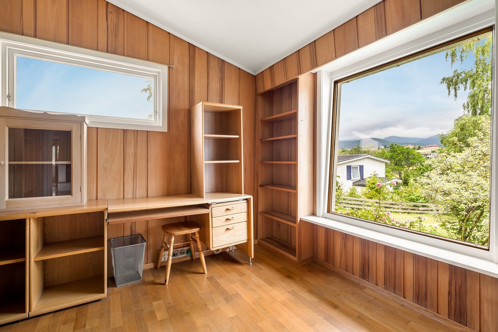 Det er et romslig kontor ved kjøkkenet hvor det er parkett på gulv, naturpanel på vegger og hvite takplater i himling. Galleribilde