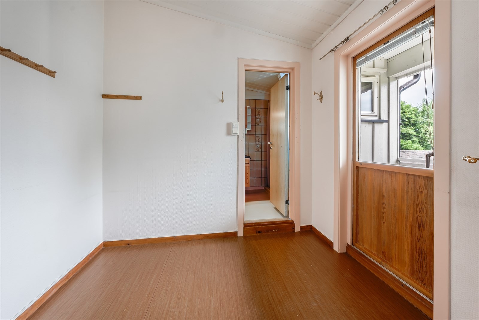 Omkledningsrom på innsiden av hovedsoverom med videre adkomst til bad samt utgang til en liten luftebalkong. Galleribilde