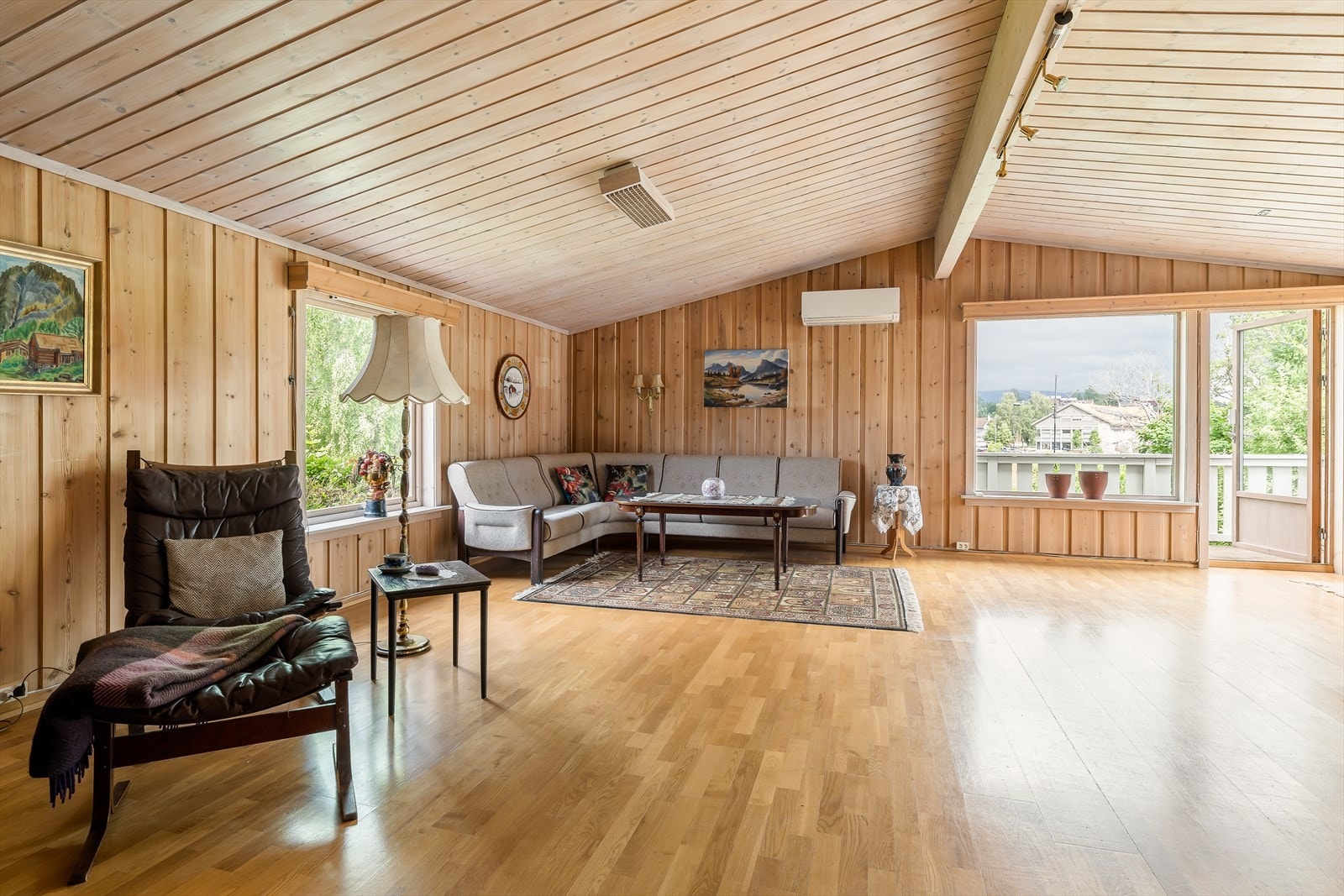 Fra stuen er det utgang til en nordvendt veranda med fin utsikt til nærområdet. Galleribilde