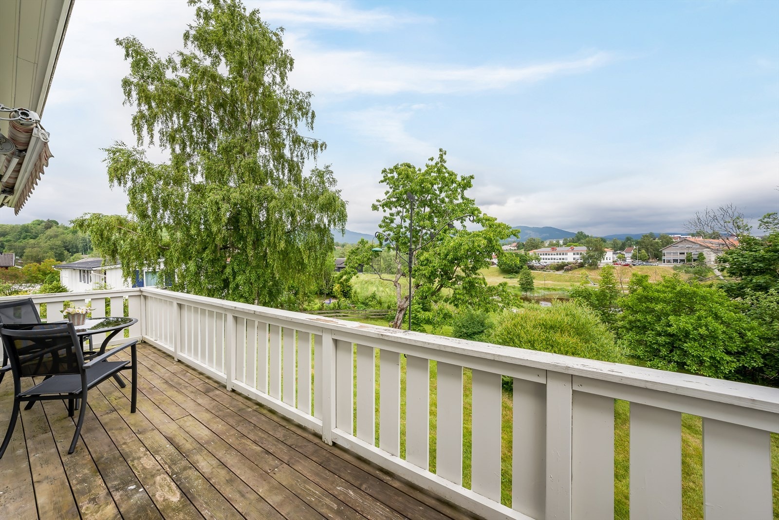 Veranda ut fra stuen med fin utsikt mot friområder og Bø sentrum. Galleribilde
