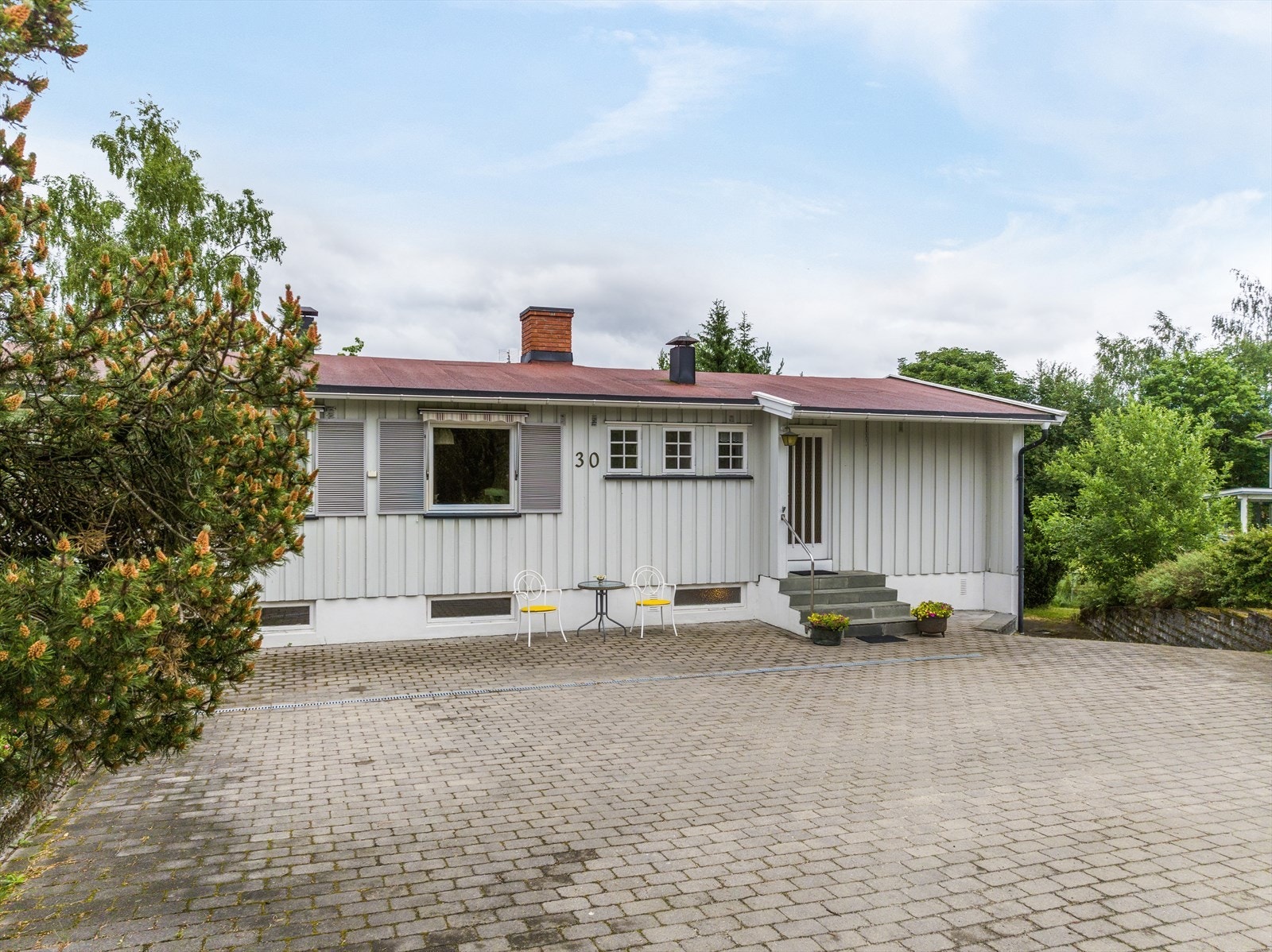 Stor gårdsplass foran boligen. Galleribilde
