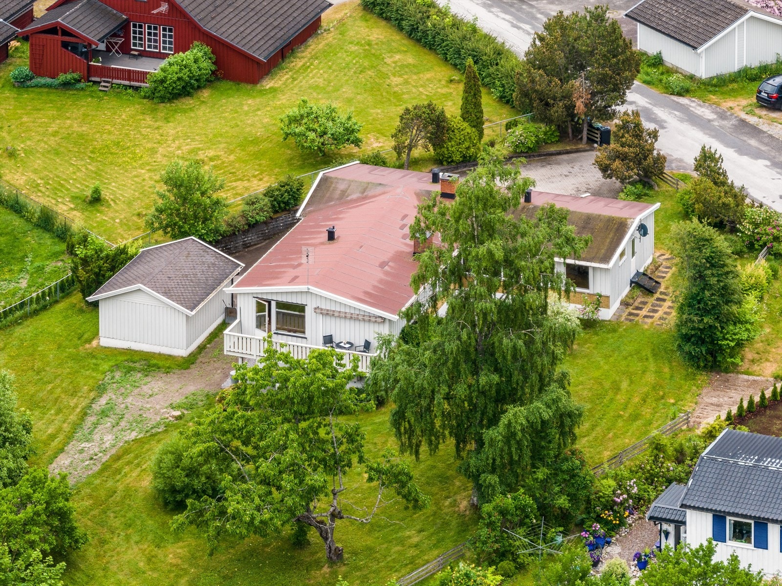 Stor og innholdsrik enebolig på romslig tomt, hvor boligen er over to plan oppført i 1964, og tilbygget i 1984. Galleribilde