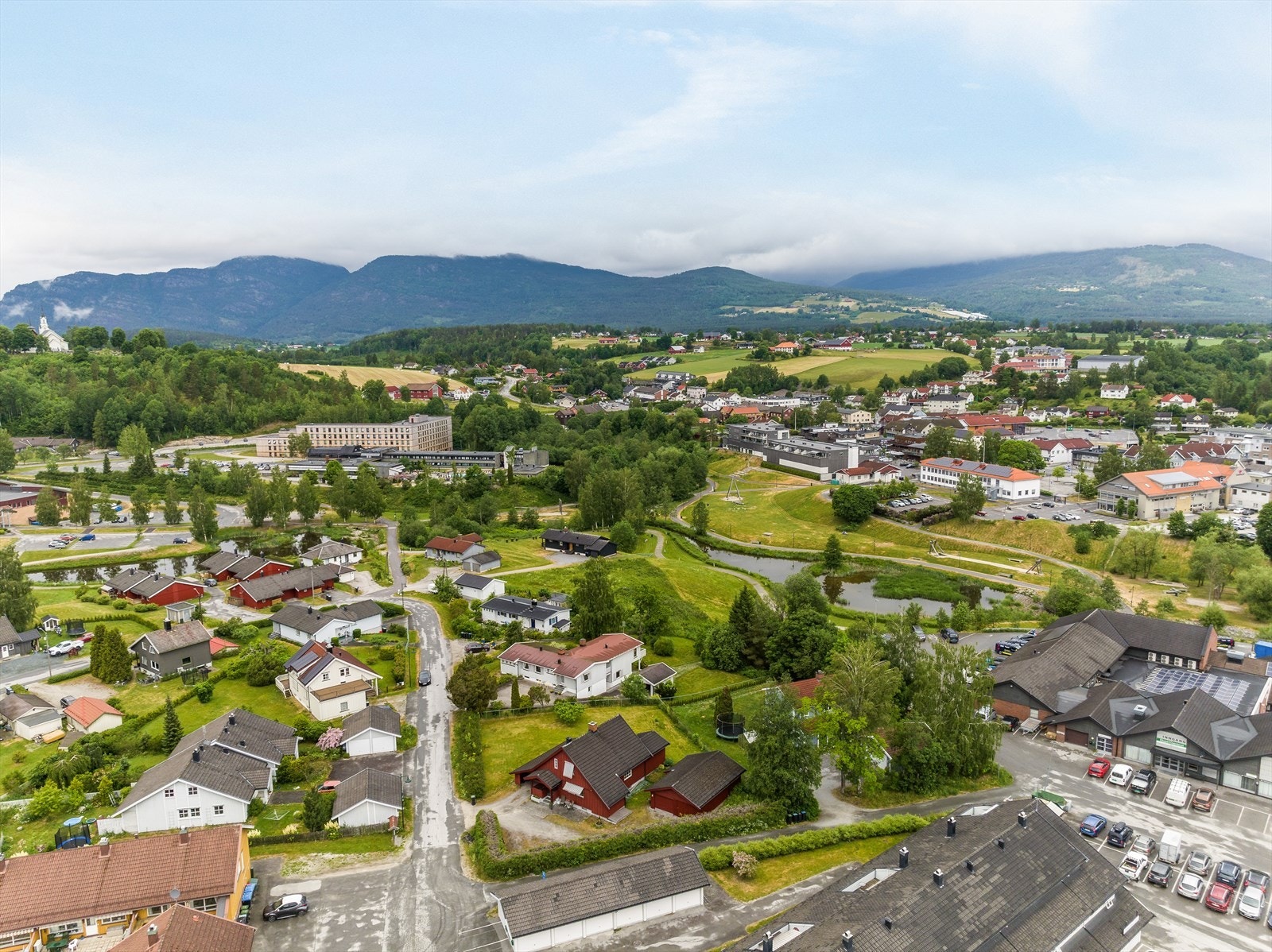 Det er kort vei bort til Universitetet, Gullbring kulturanlegg, barnehage samt kort vei til øvrige skoler i Bø. Galleribilde