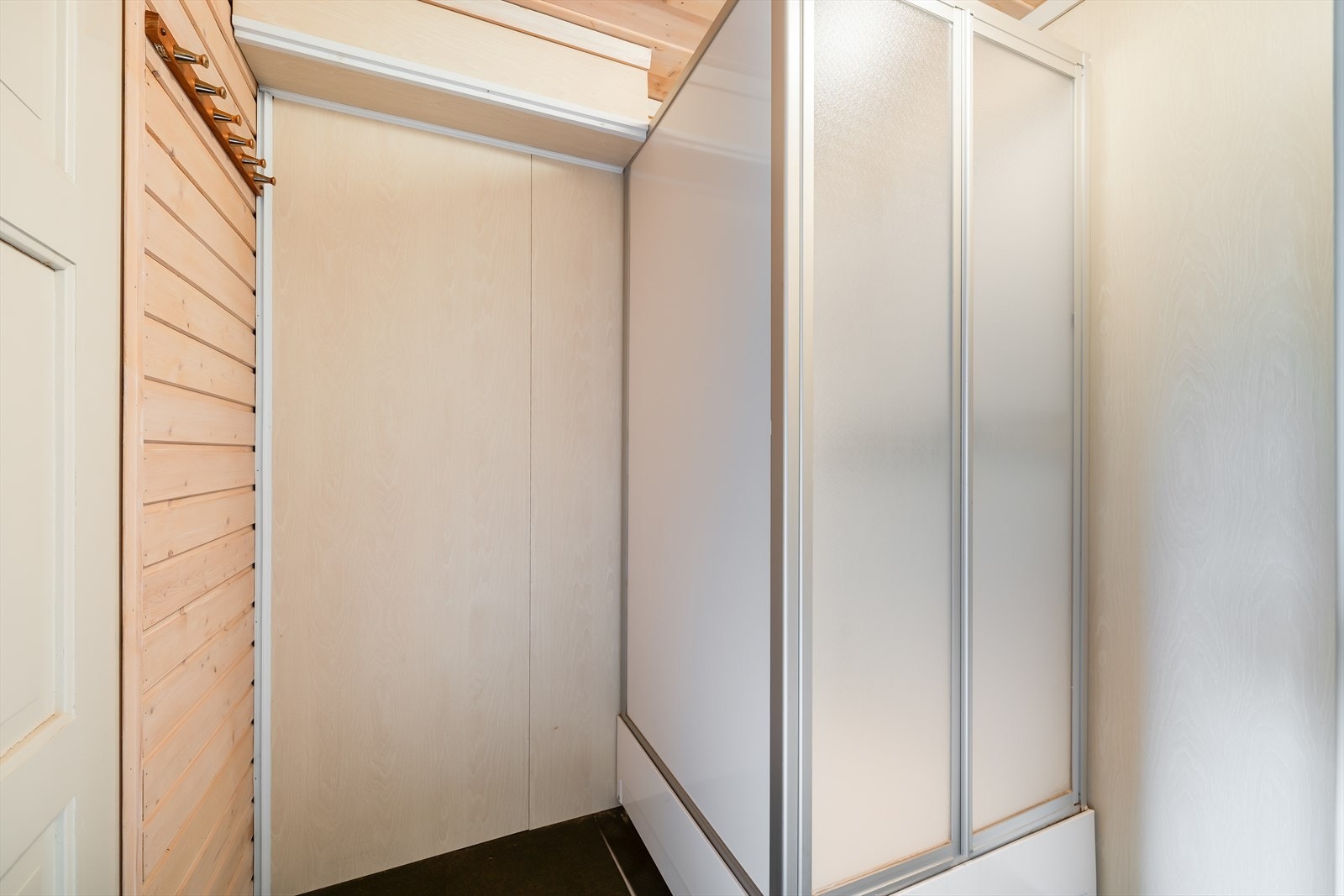 I kjeller er det en badstue hvor det vegg i vegg ligger et dusjrom. Dusjrommet har teppefliser på gulvet, tynne glatte plater på vegger og naturpanel i himlingen. Dusjkabinett benyttes i rommet. Galleribilde