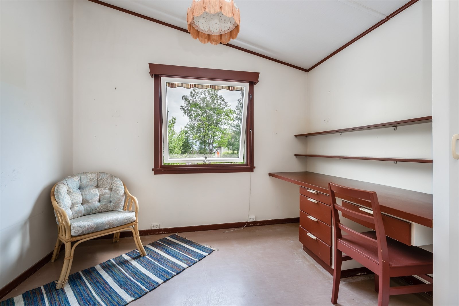 Like ved entré ligger det også et soverom, som i dag er innredet som et kontor. Her er det plassbygget kontorpult, hyller og skuffeseksjoner, samt et plassbygget garderobeskap. Galleribilde
