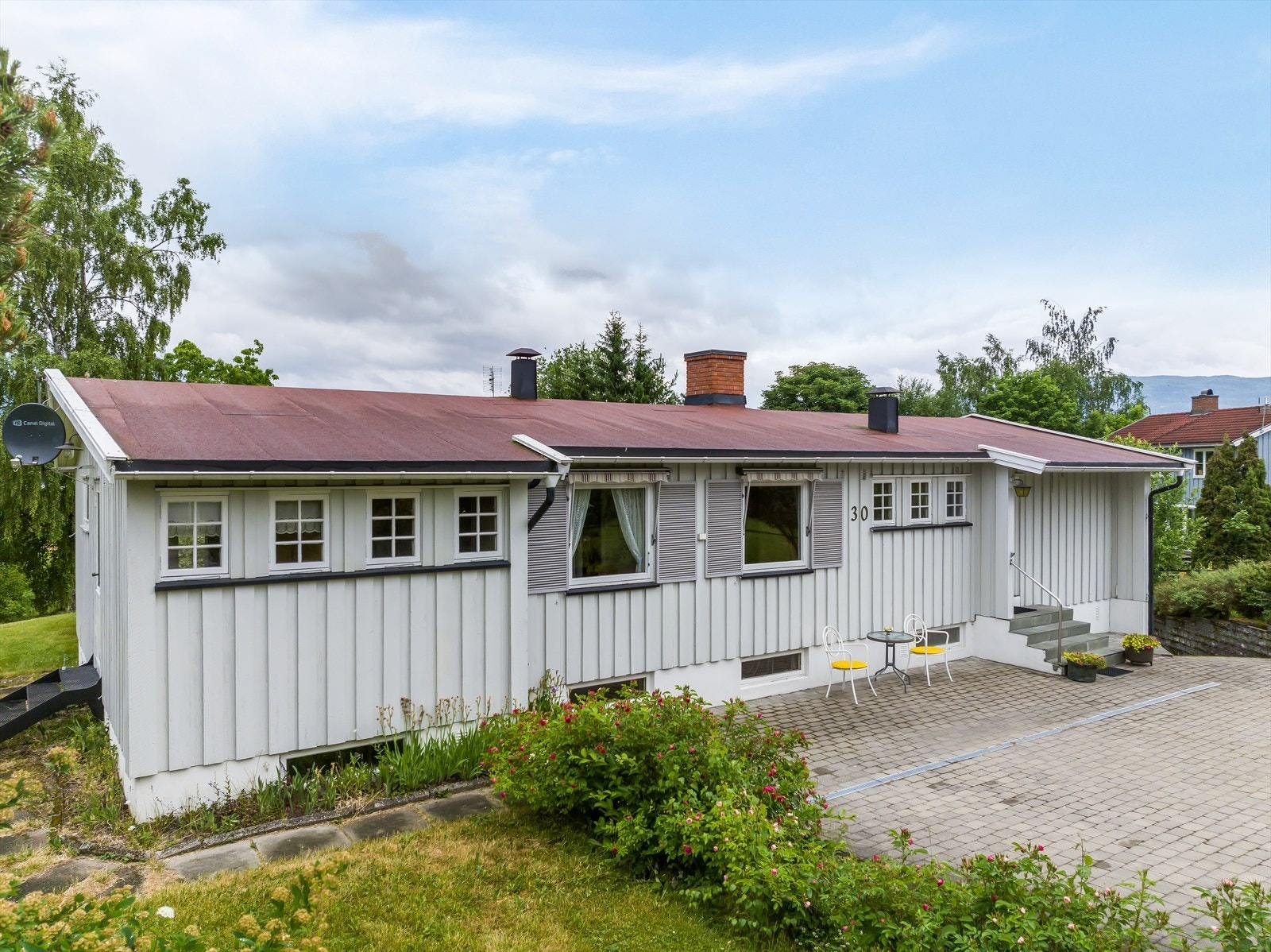 Boligen fremstår med noe eldre standard, hvor det er gjennomgående behov for en del modernisering for å tilfredsstille dagens generasjons krav til standard, stil og smak. Galleribilde