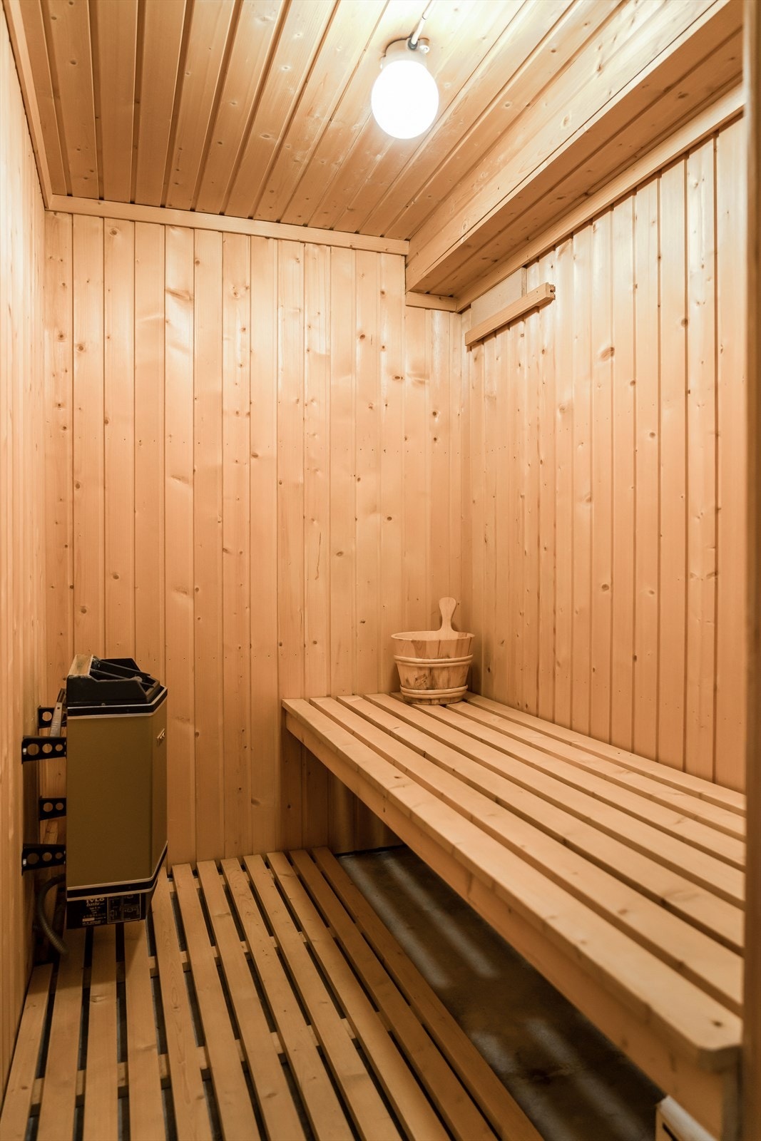 Badstue med betonggulv med tremmegulv i tråkkesone, trepanel på vegger og i himling. Bygget en sittebenk i treverk. For oppvarming er det en veggmontert Tylø el-ovn. Galleribilde