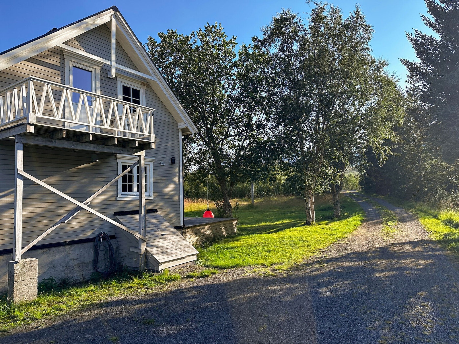 Eiendommen har adkomst fra offentlig vei over annen eiendom. Veirett er tinglyst Galleribilde