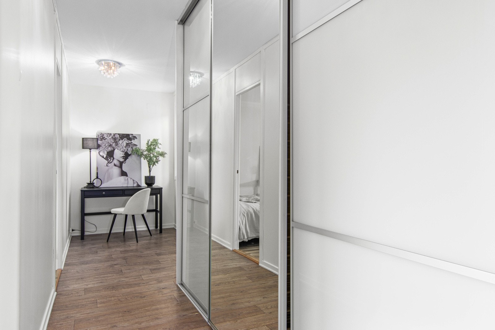 Gang tilknyttet soverommene har en stor skyvedørsgardrobe. Galleribilde