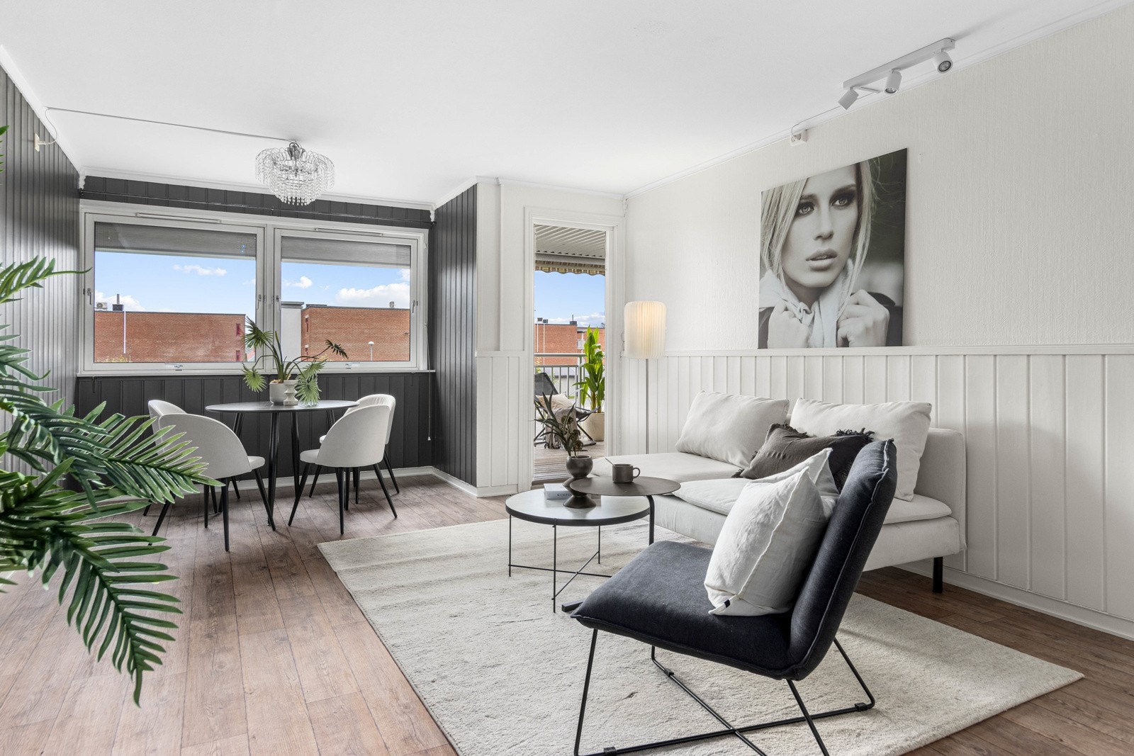 Stuen har store vindusflater og utgang til den takoverbygde terrassen. Galleribilde