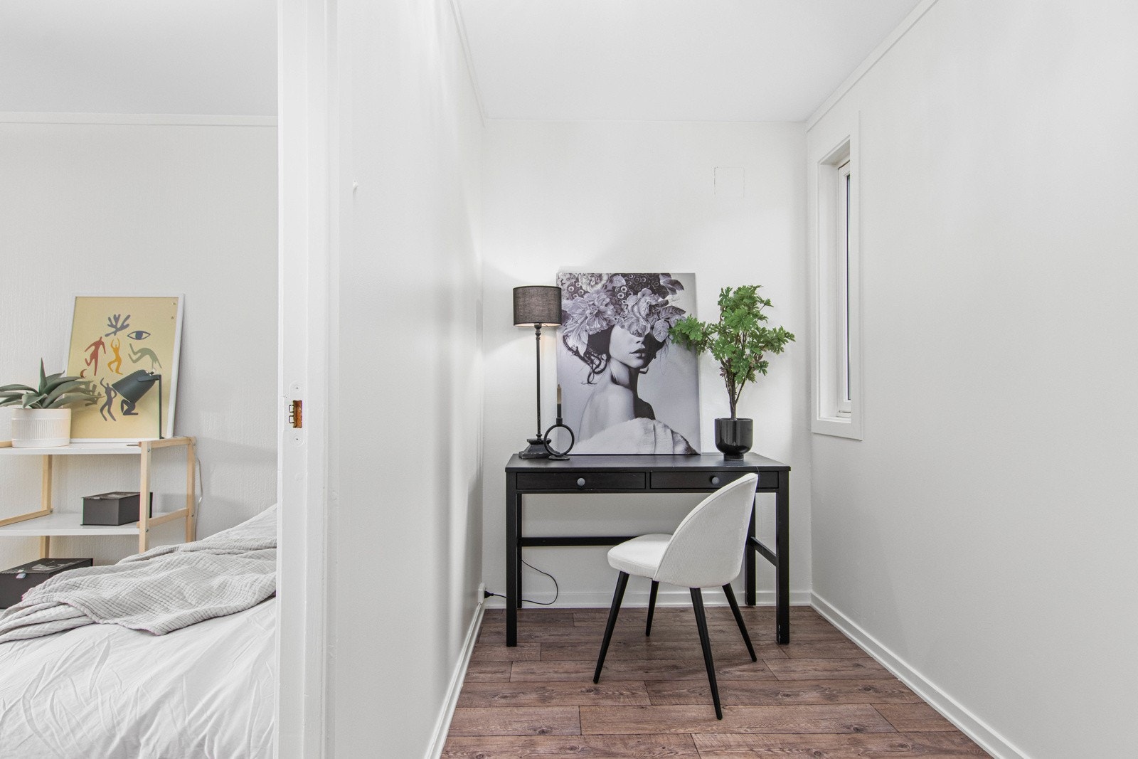 I enden av gangen er det plass til ønskelig oppbevaringsmøbler eller f. eks skrivepult. Galleribilde