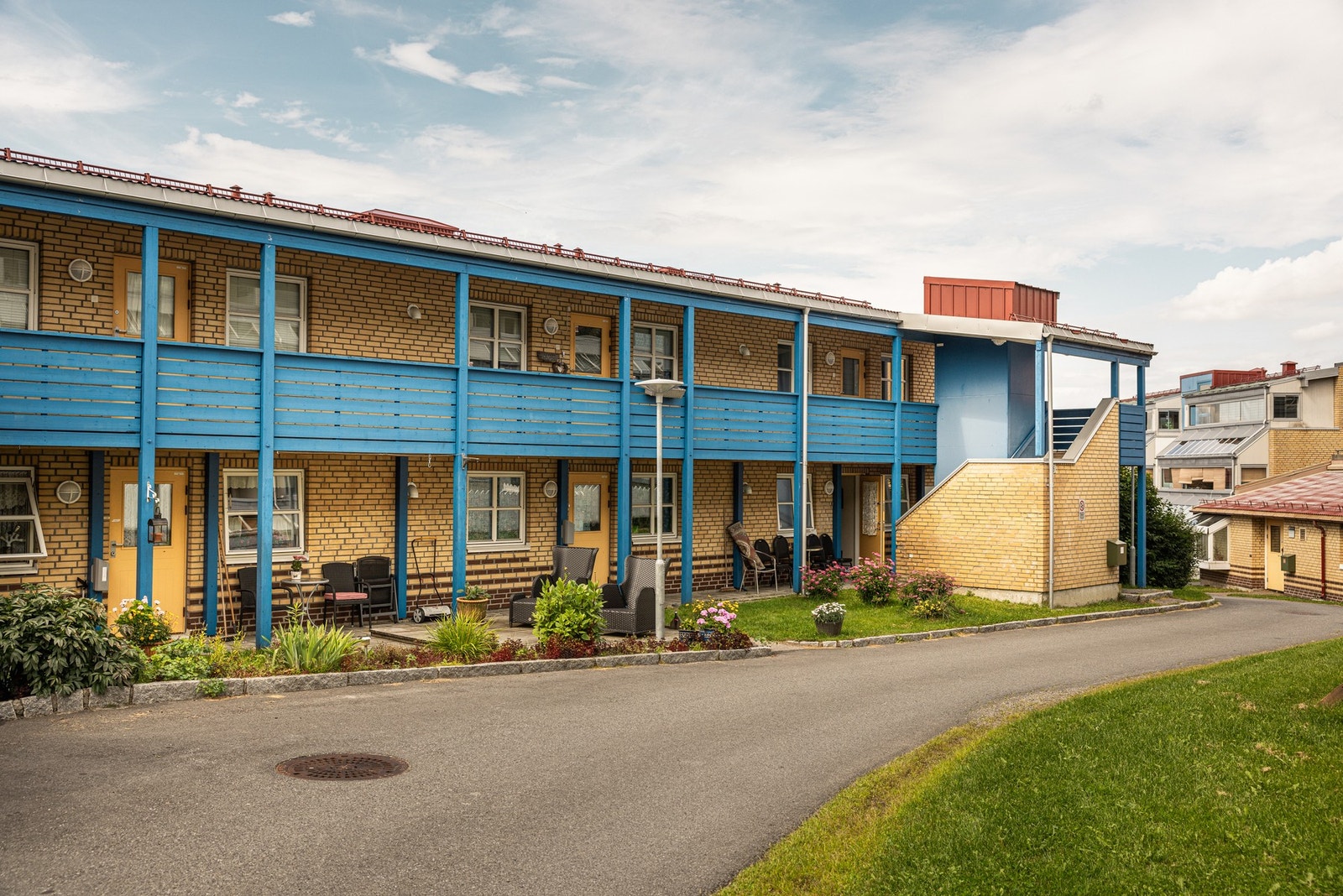 Hyggelig fellesområde med grøntområde, sittebenker og lekeplass. Galleribilde