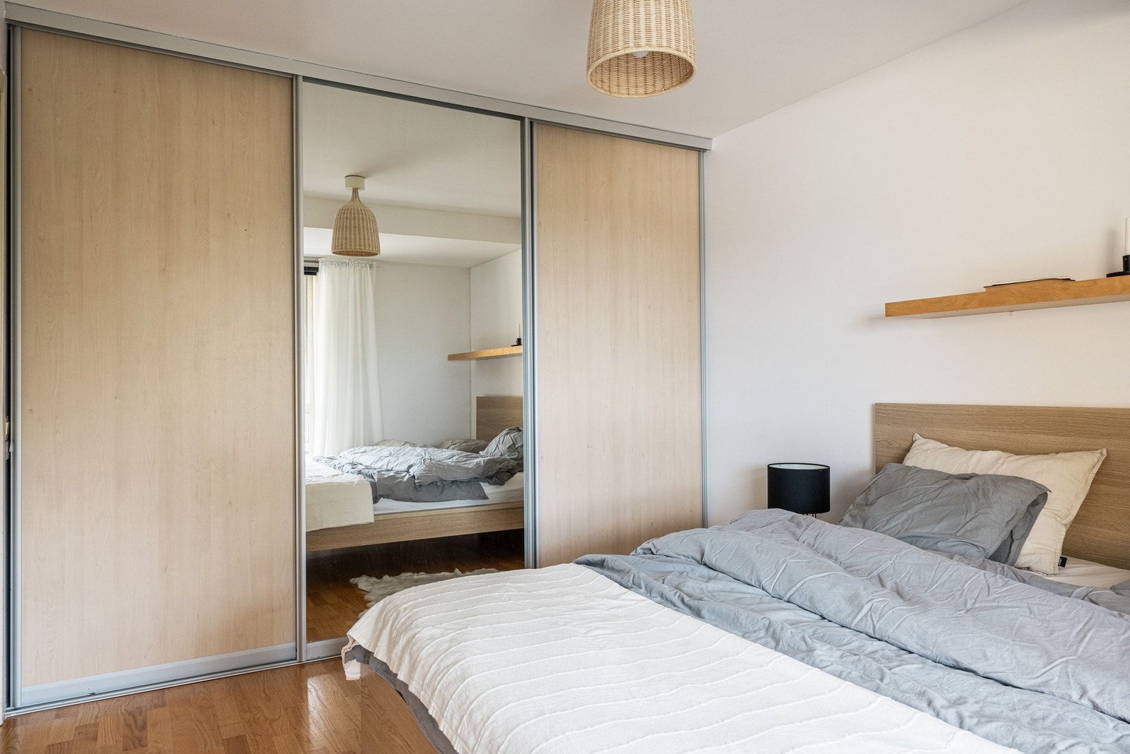Bred skyvedørsgarderobe med mye lagringsplass. Galleribilde