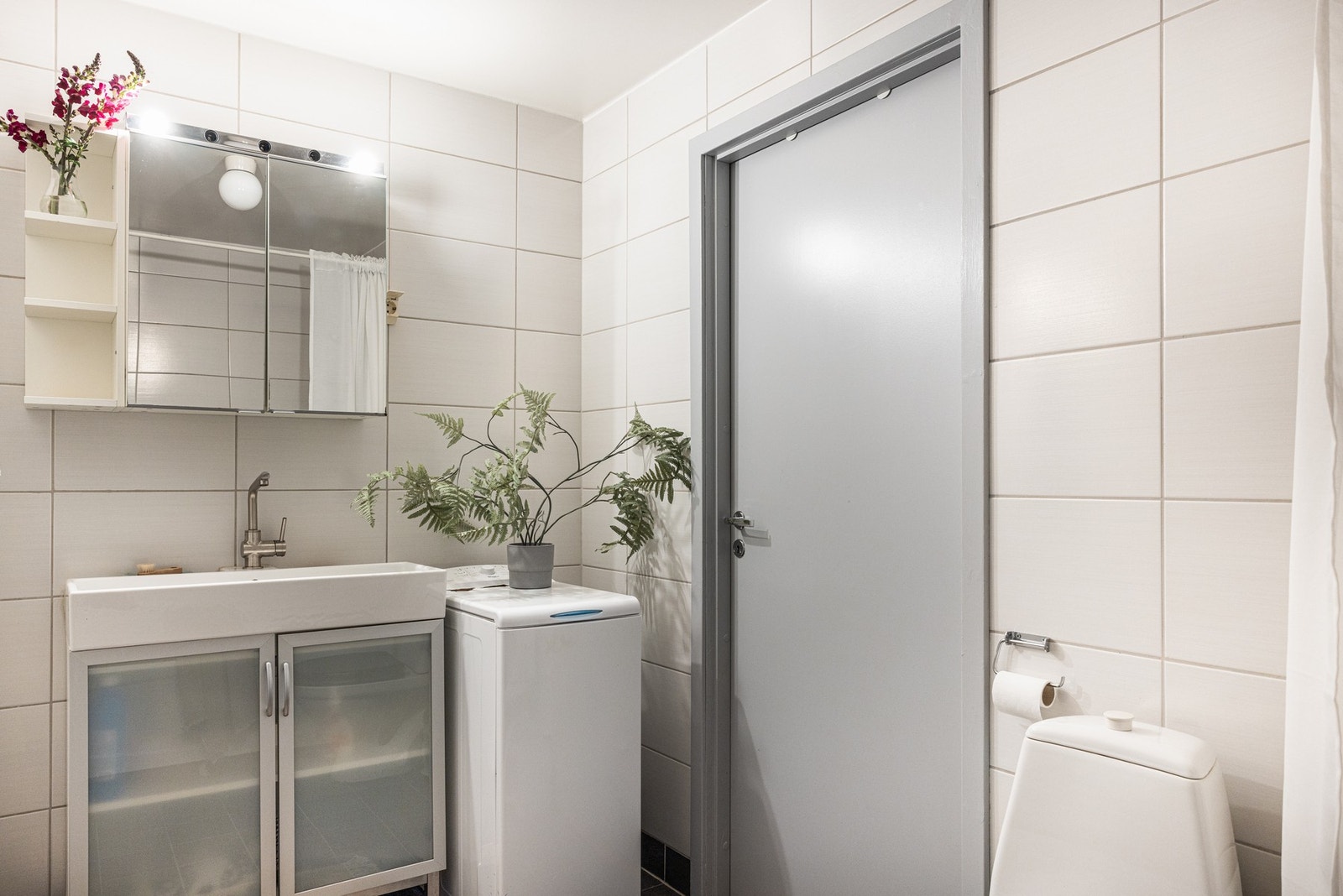 Opplegg for vaskemaskin og smal type. Galleribilde