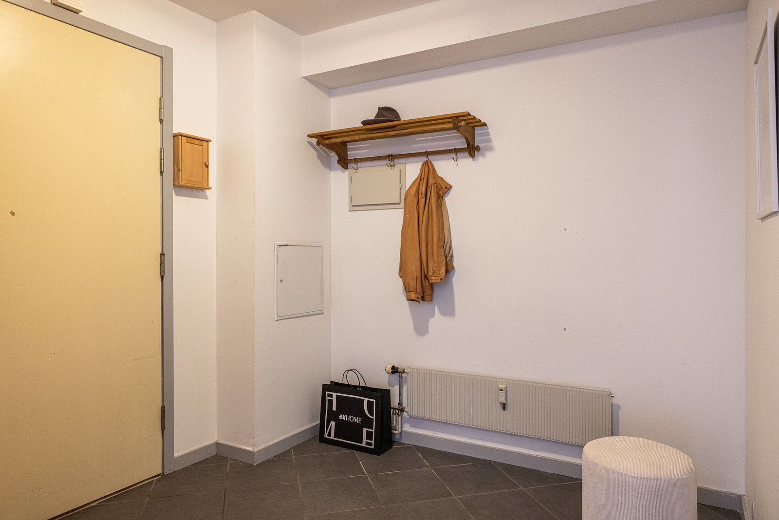 Romslig entré. Galleribilde