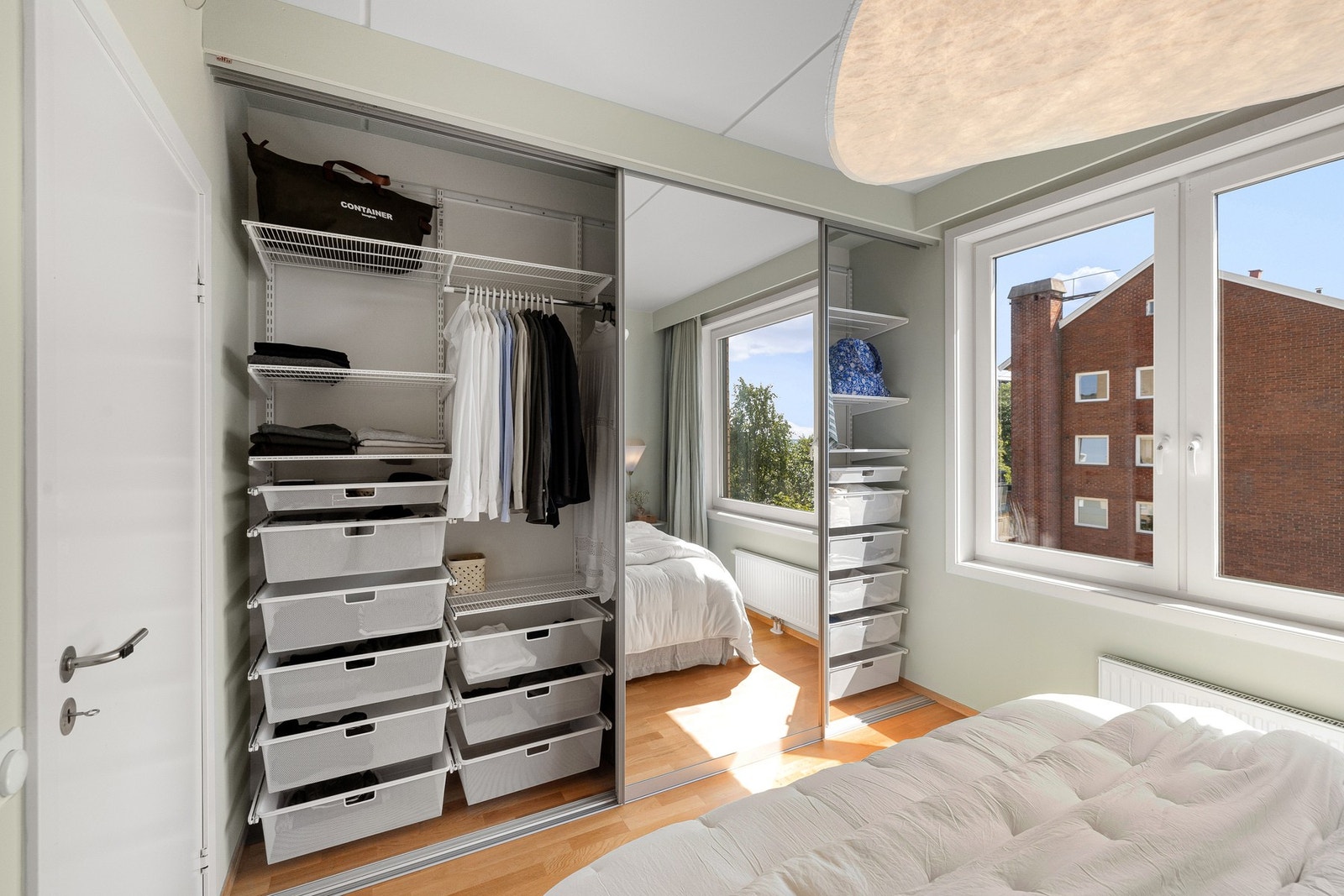 Dagens garderobe har speilfronter og god innredning med et smart Elfa-system. Galleribilde