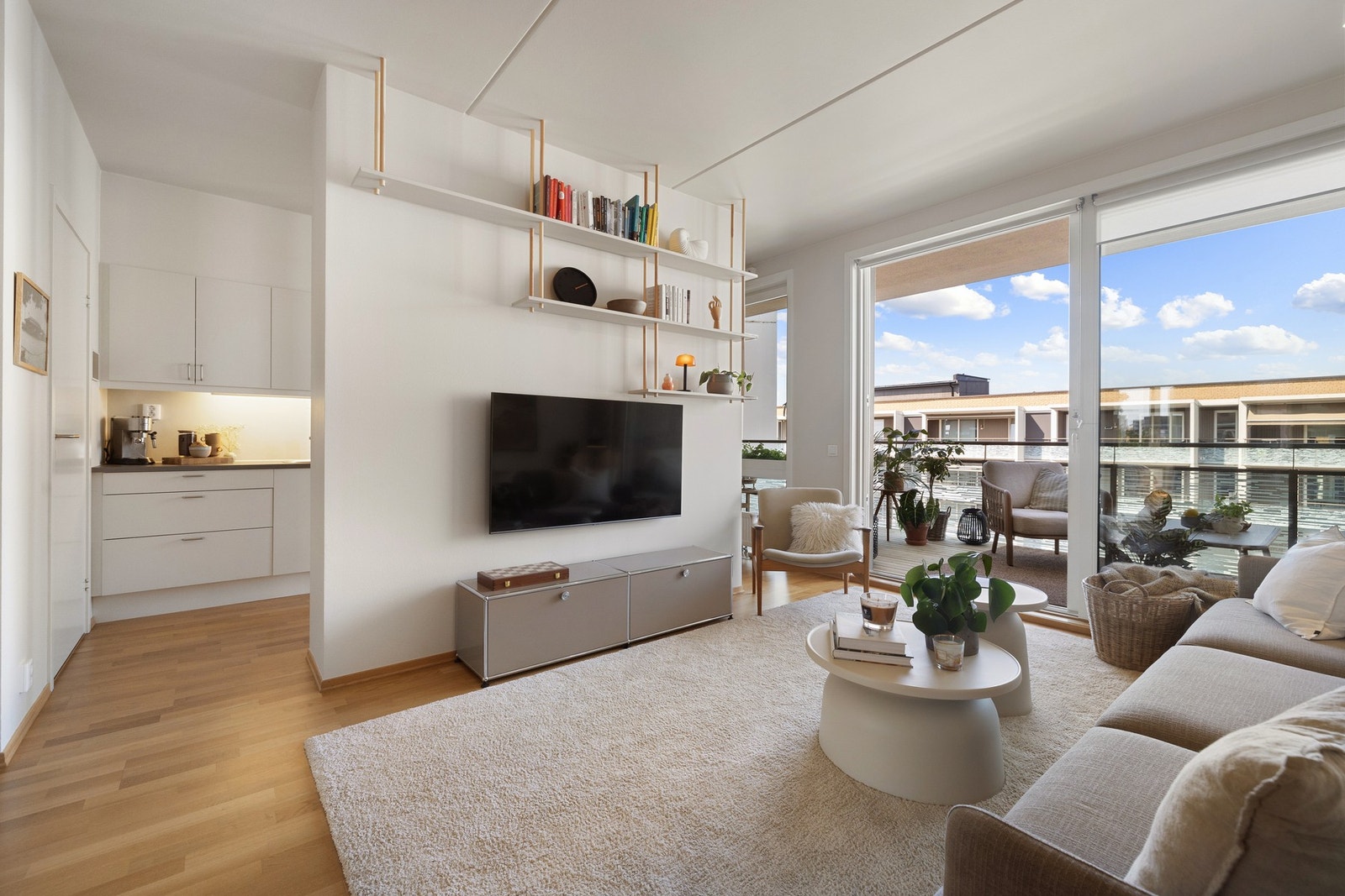 Leiligheten har lave felleskostnader med oppvarming, varmtvann, tv og bredbånd inkludert. Galleribilde